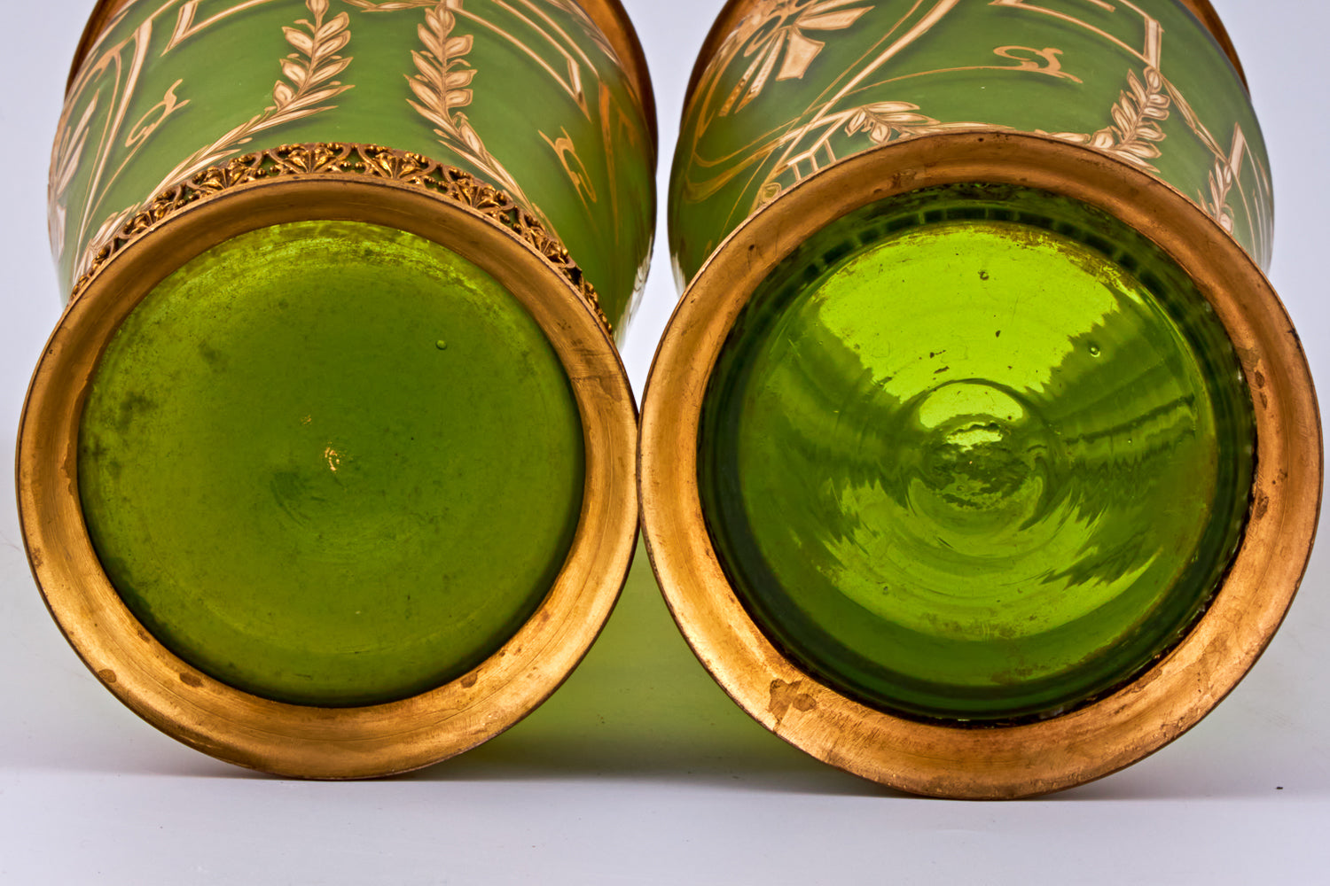 Pareja de jarrones de latón y cristal mate montados