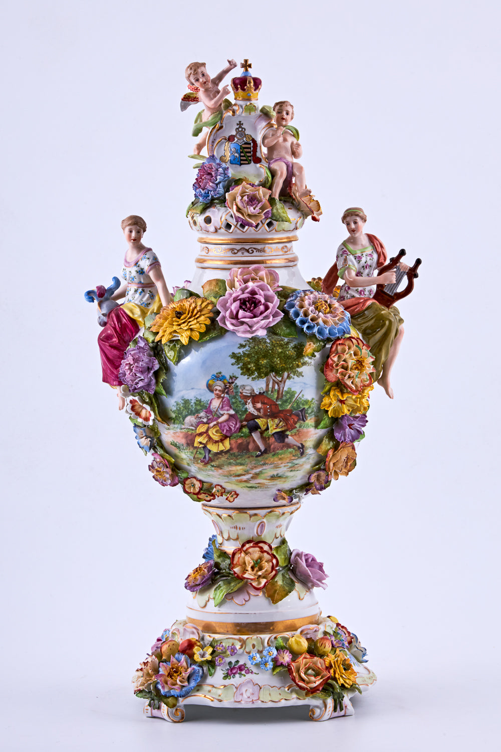 Jarrón de porcelana con flores de estuco y motivos rococó.