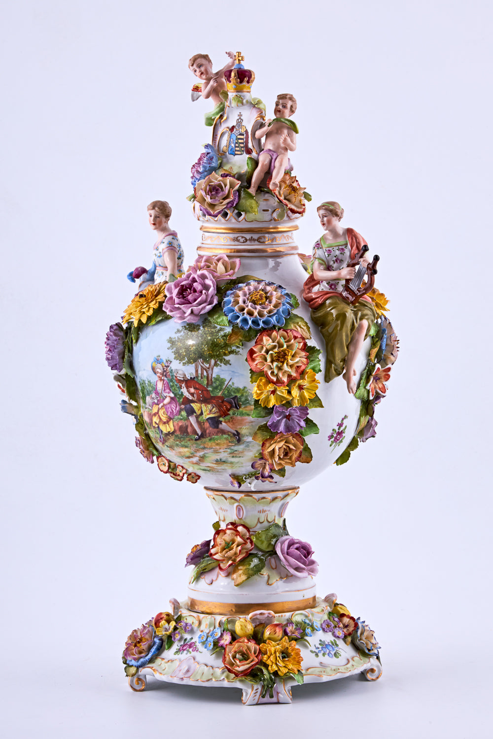 Jarrón de porcelana con flores de estuco y motivos rococó.