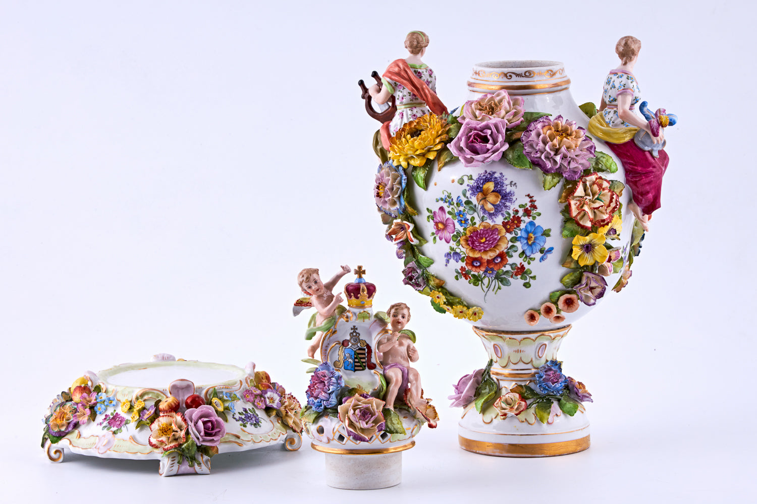 Jarrón de porcelana con flores de estuco y motivos rococó.