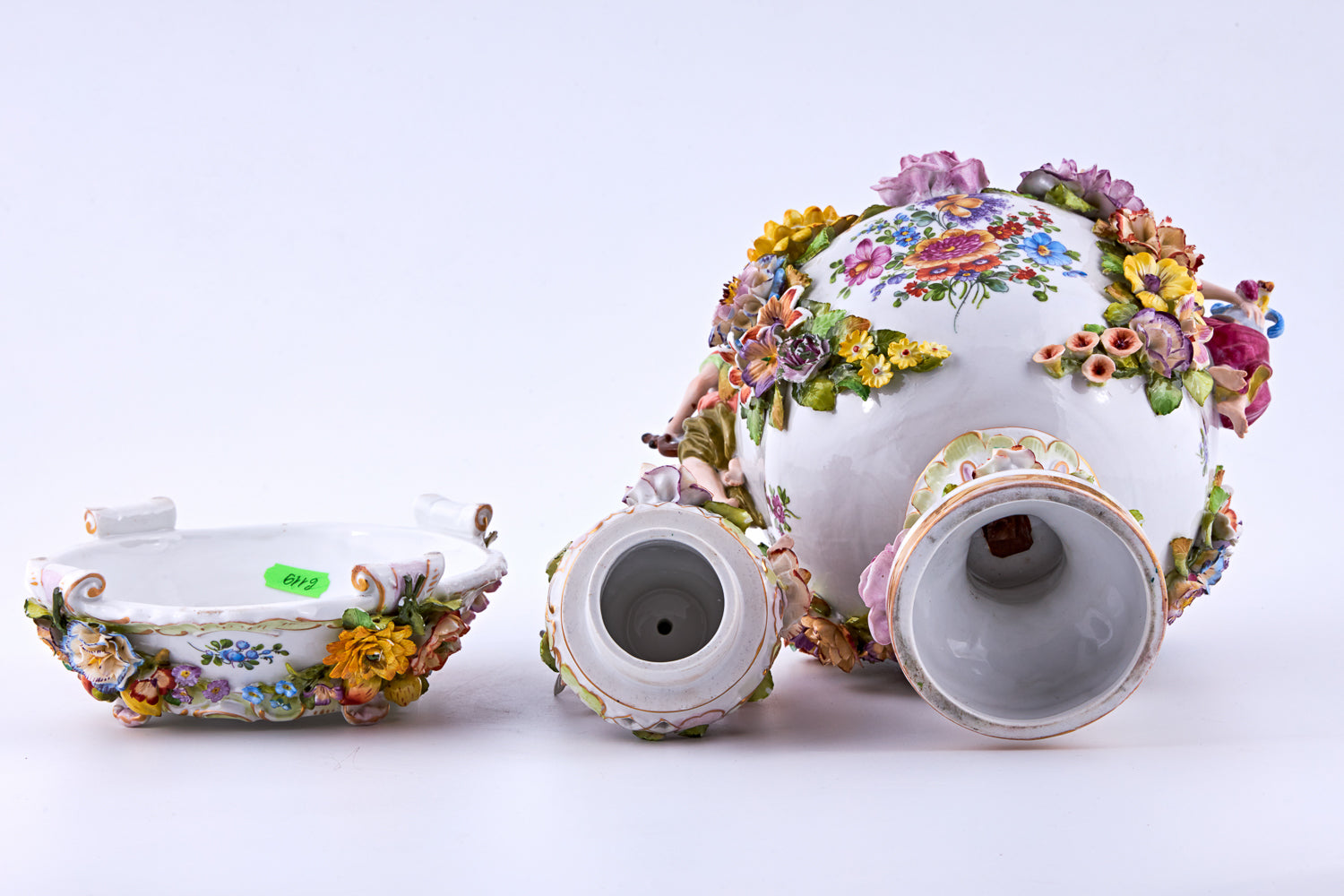 Jarrón de porcelana con flores de estuco y motivos rococó.