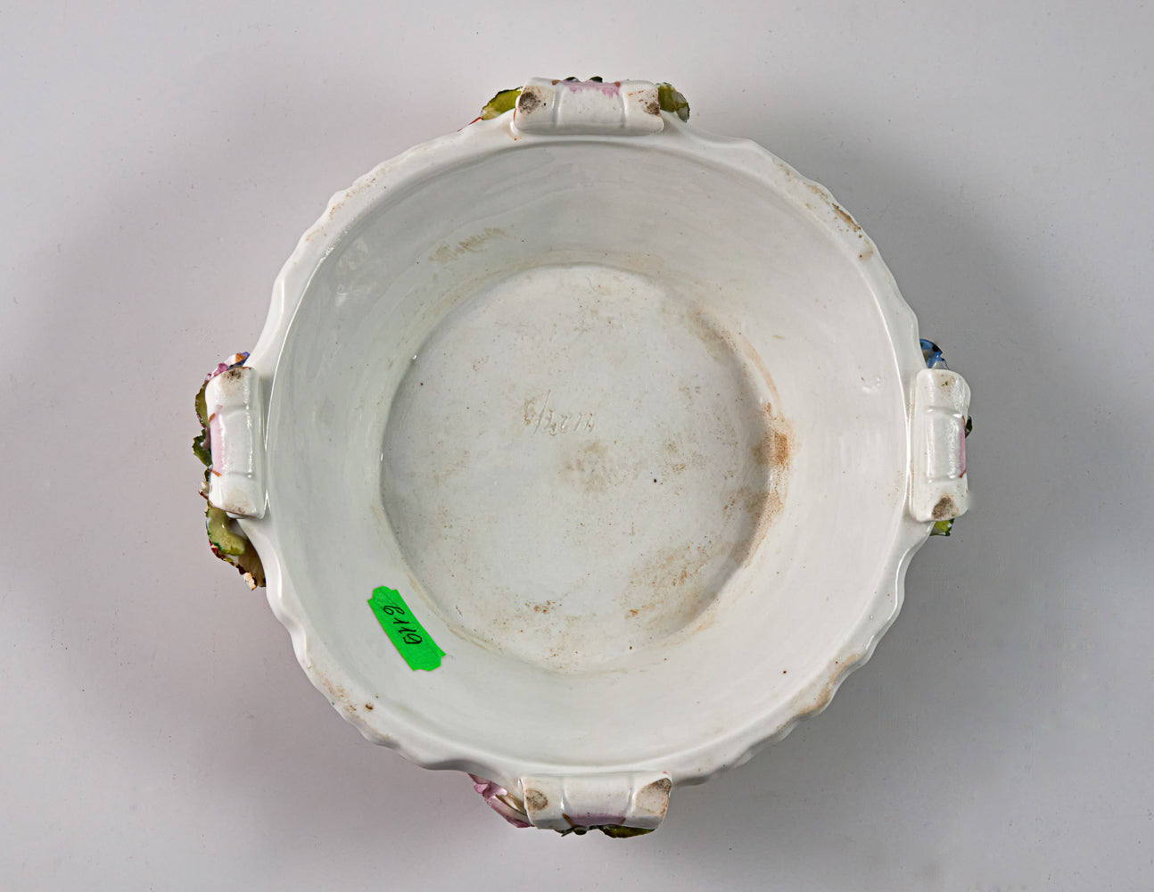 Jarrón de porcelana con flores de estuco y motivos rococó.