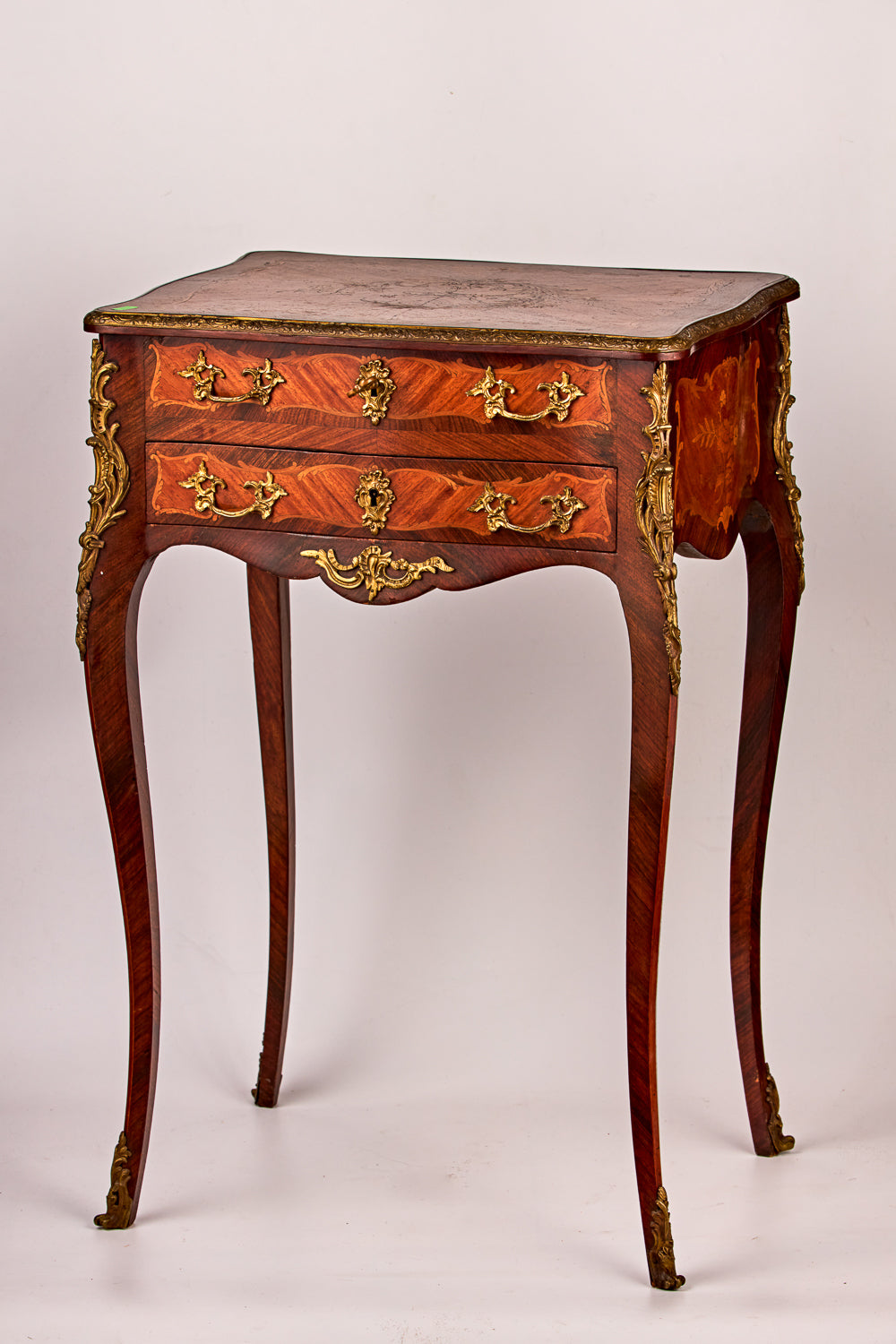 Cómoda elaborada con diversos tipos de maderas preciosas I técnica de marquetería