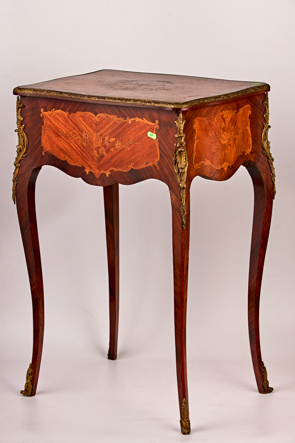 Cómoda elaborada con diversos tipos de maderas preciosas I técnica de marquetería