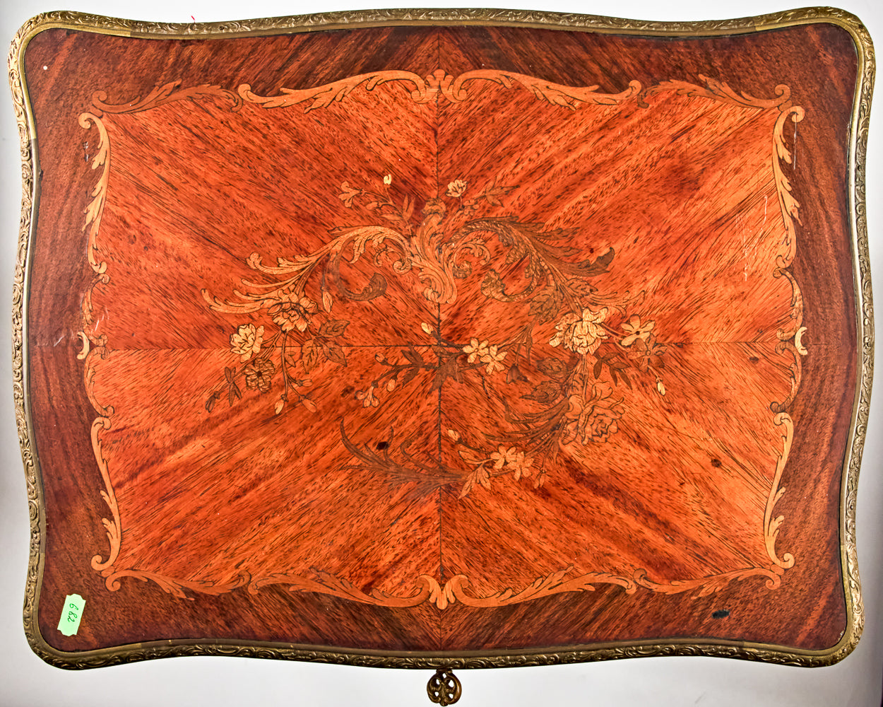 Cómoda elaborada con diversos tipos de maderas preciosas I técnica de marquetería