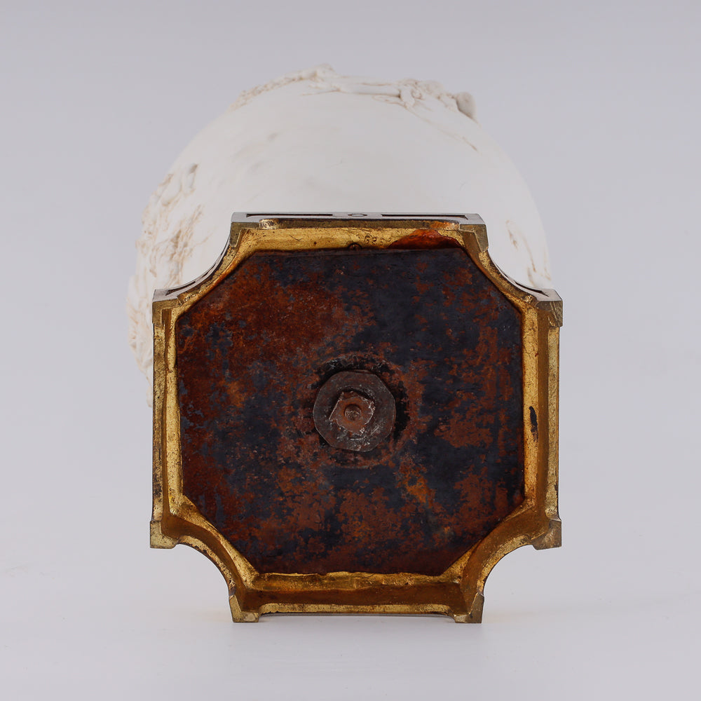 Antique neoclassical salon vase dorned with delicate motifs of Venera and Amors