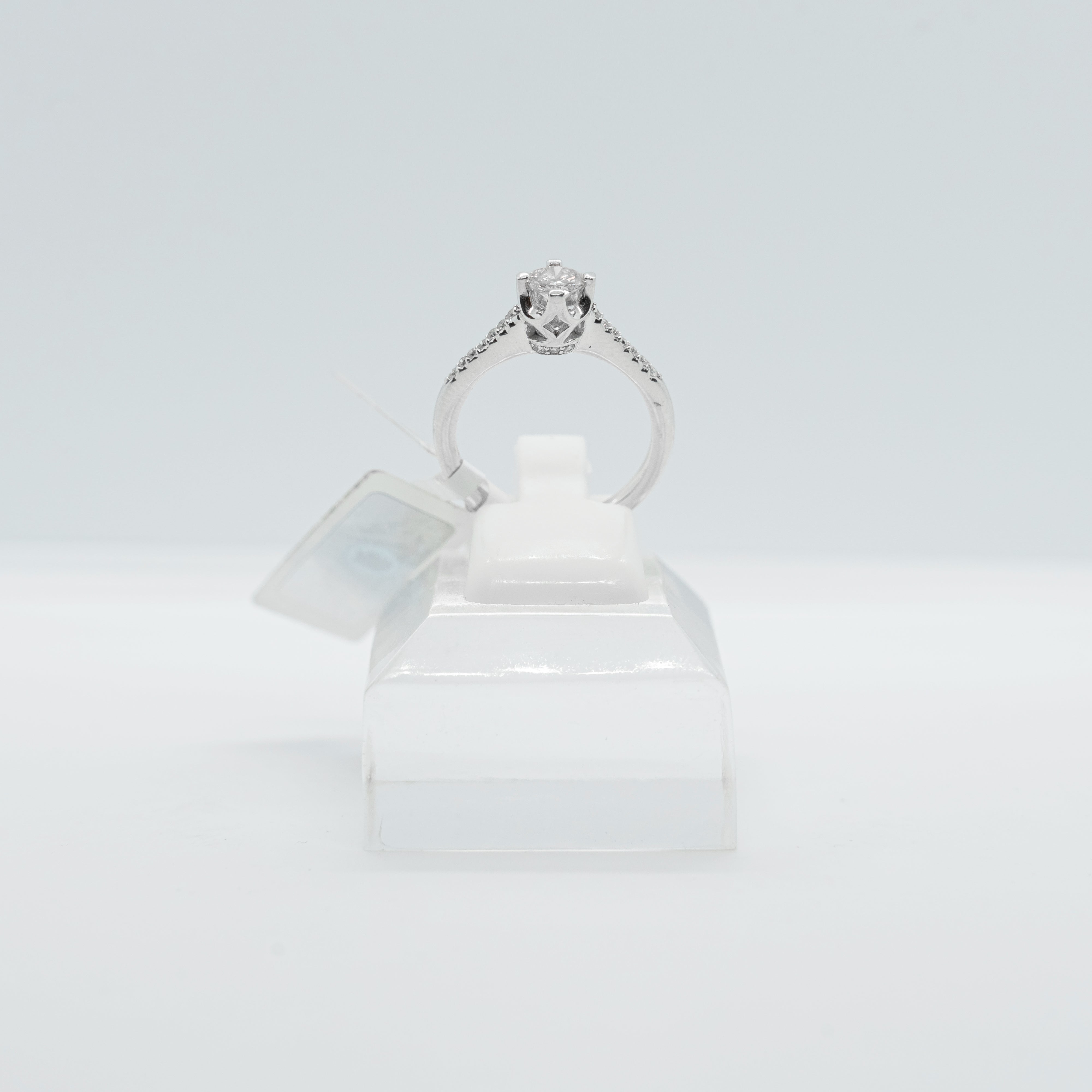 18k white gold engagement ring set with natural diamonds