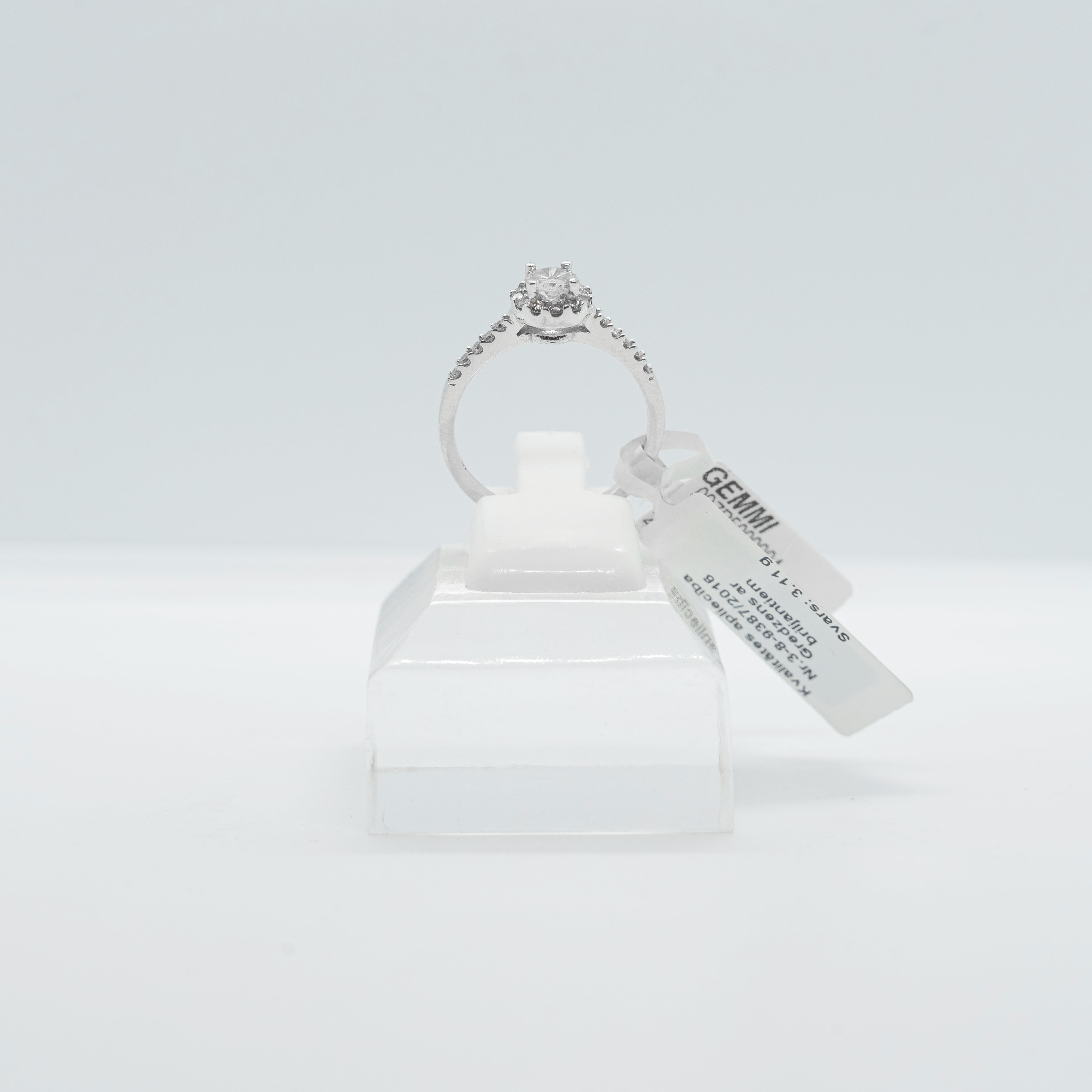 18 white gold engagement ring set with 0,65CTW of diamonds