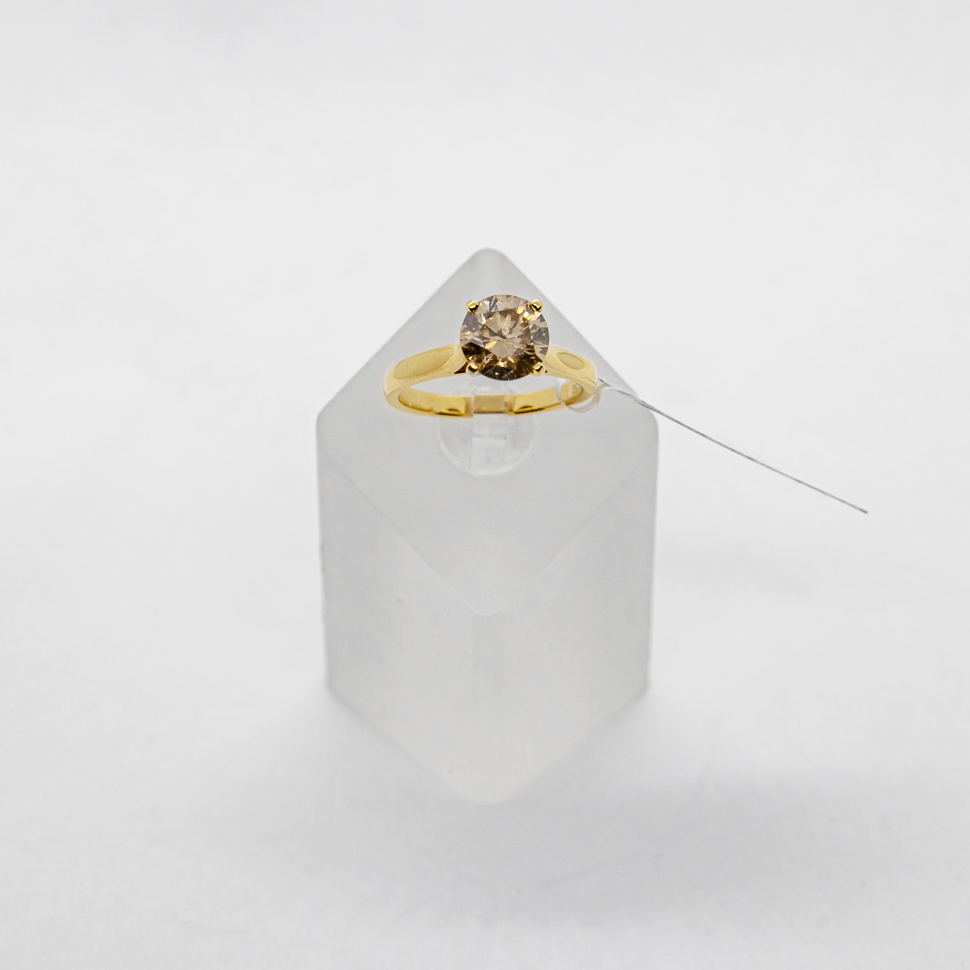 Anillo de compromiso de oro amarillo de 18 quilates con diamante Fancy Orange Brown