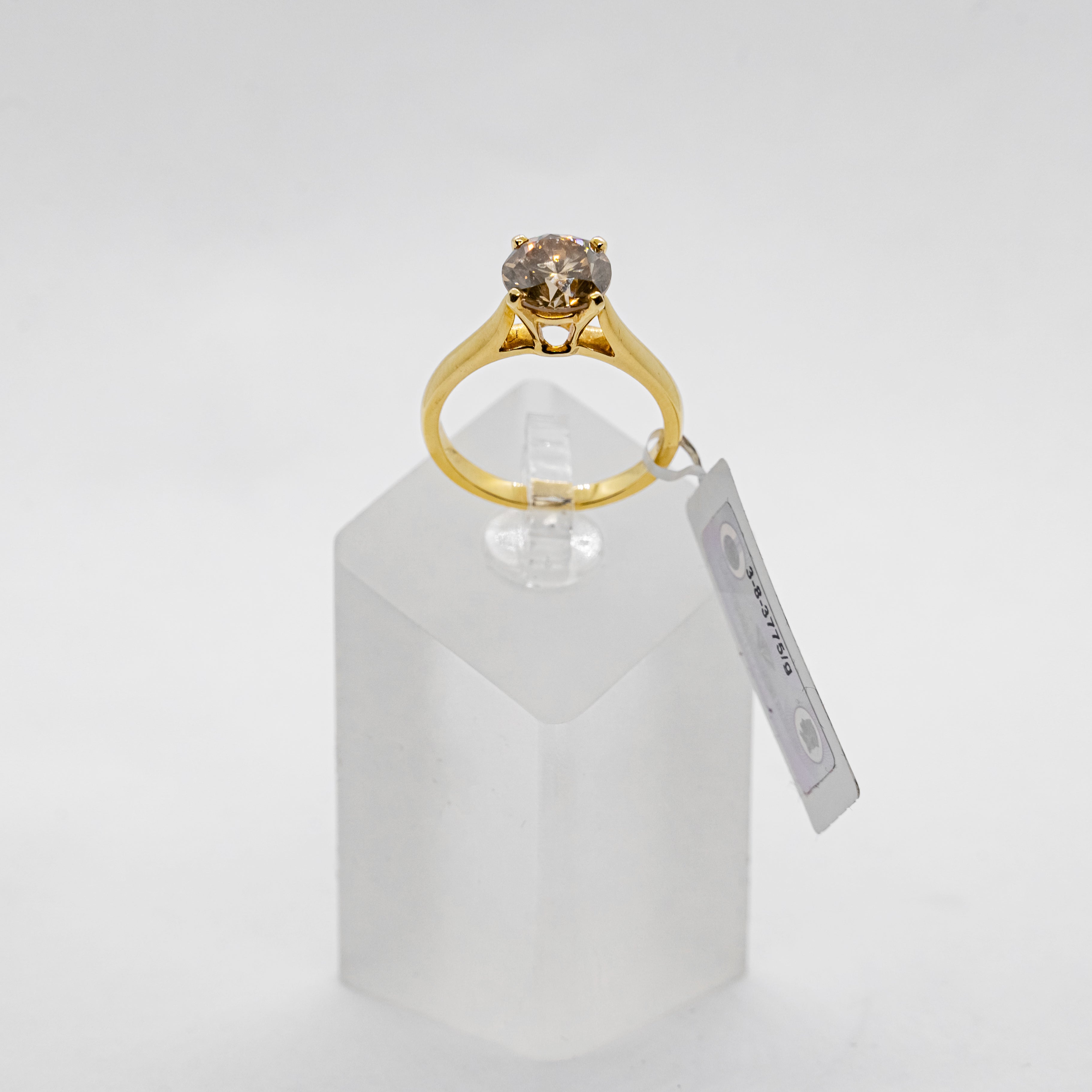 Anillo de compromiso de oro amarillo de 18 quilates con diamante Fancy Orange Brown