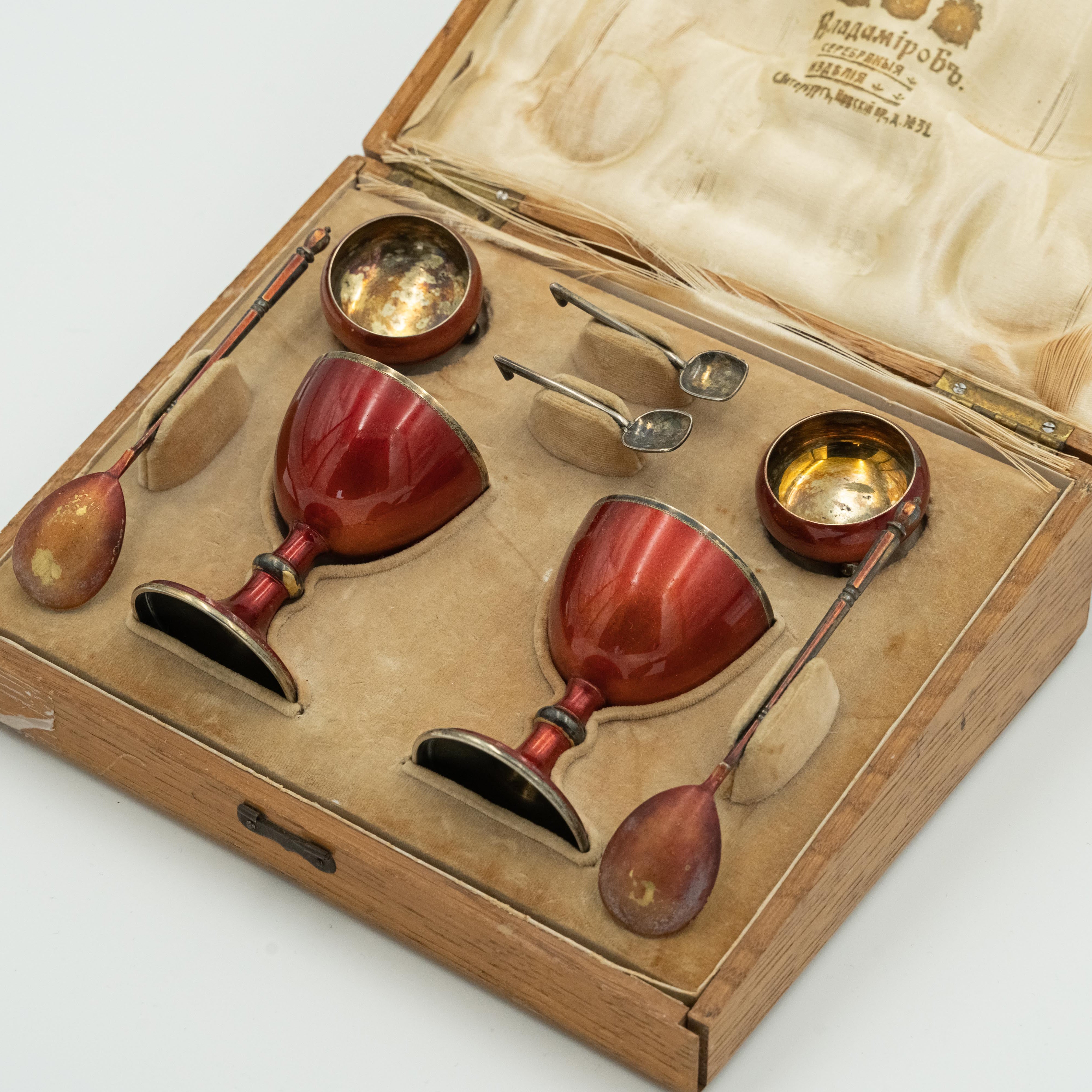 Juego antiguo de plata rusa para servir huevos en su embalaje original.