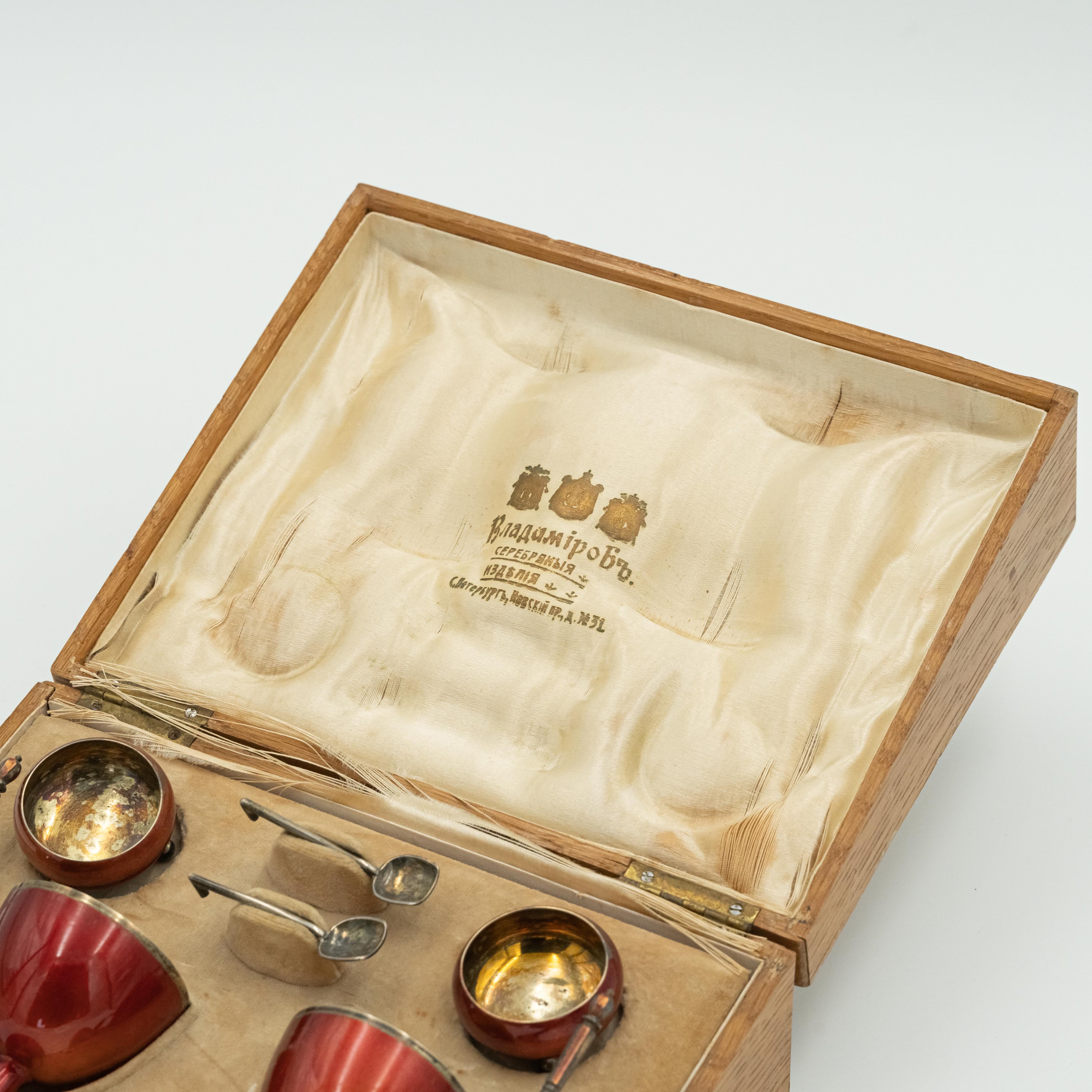 Juego antiguo de plata rusa para servir huevos en su embalaje original.