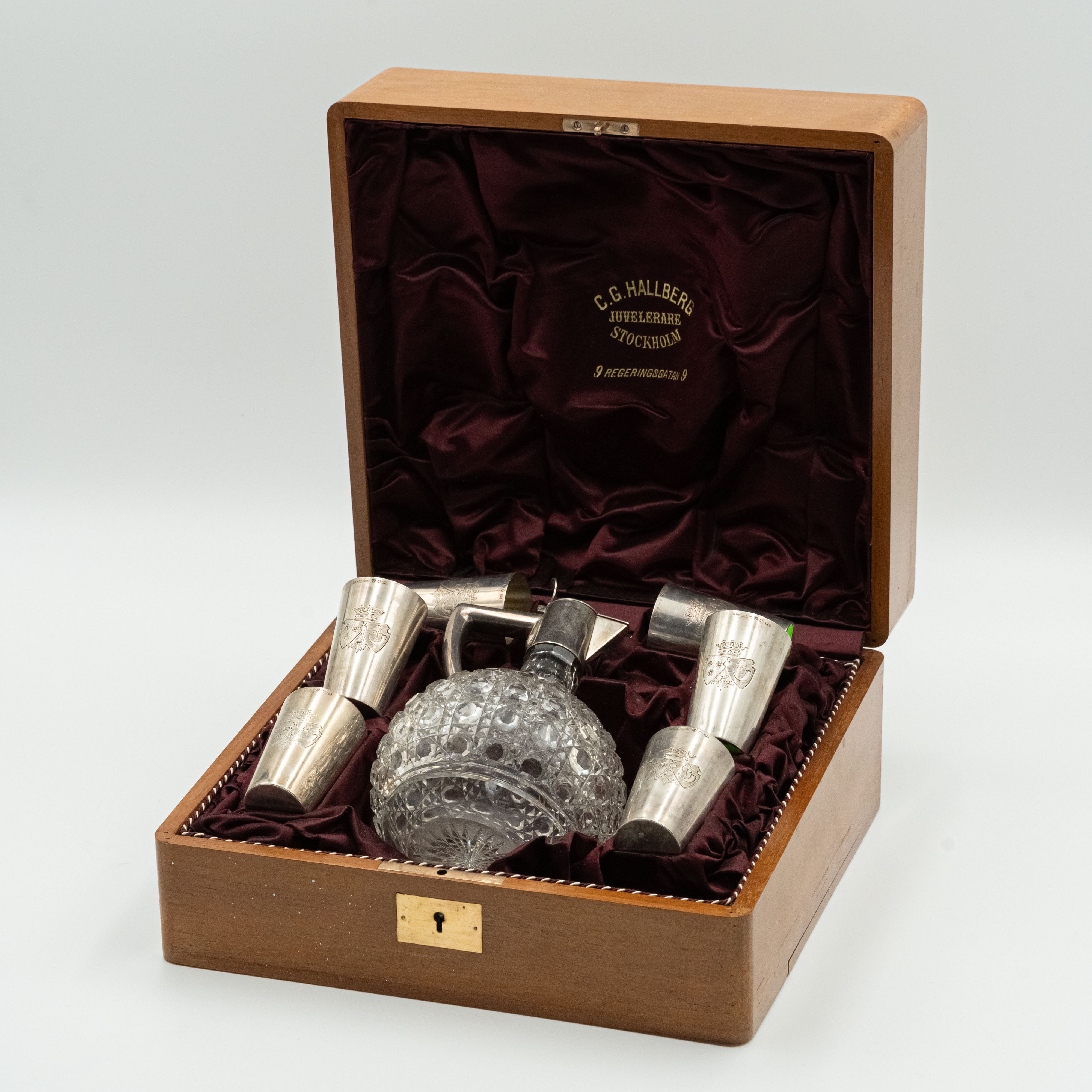 Juego de licores antiguo del Conde sueco para seis personas de CG Hallberg