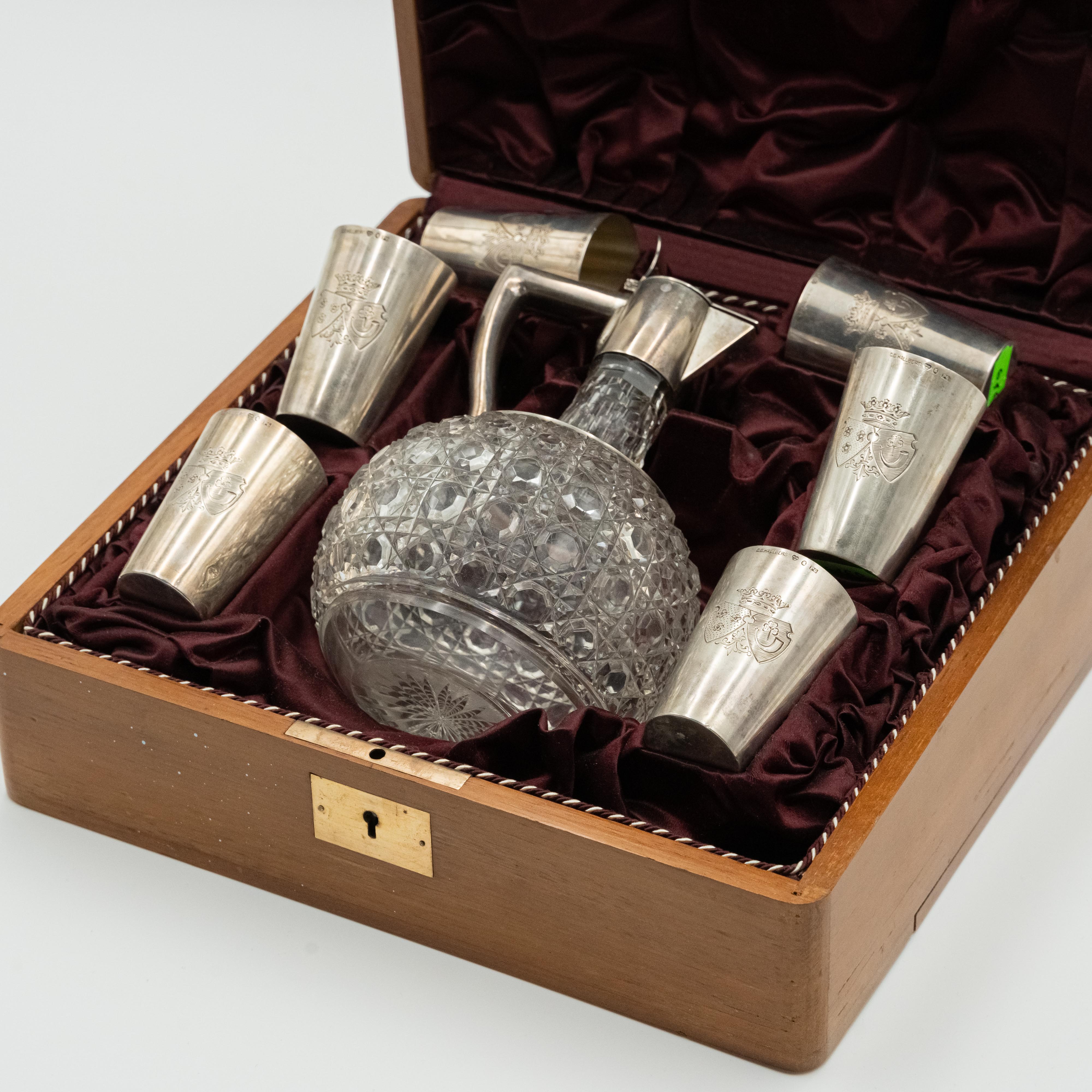 Juego de licores antiguo del Conde sueco para seis personas de CG Hallberg
