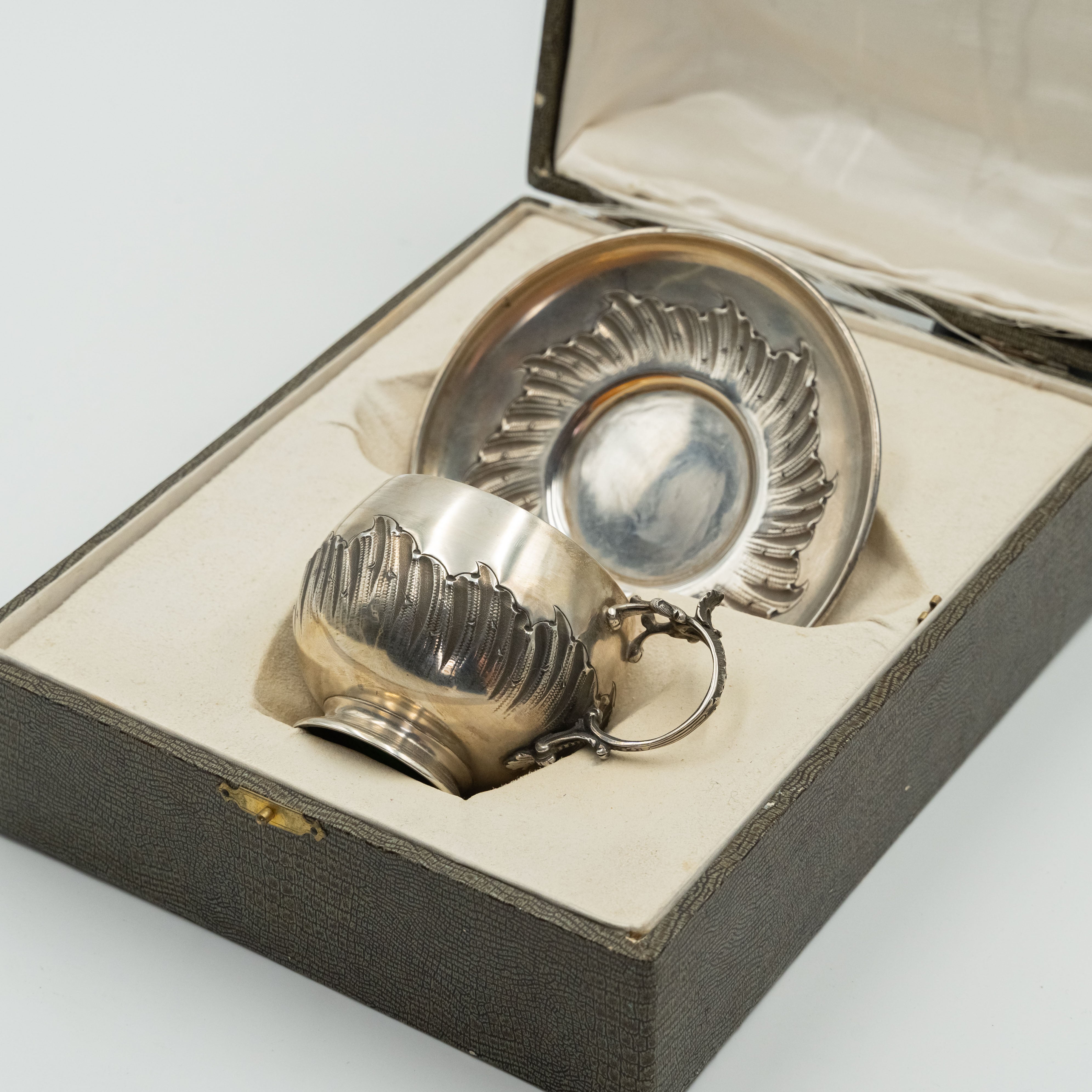 Taza de té francesa antigua de plata con platillo