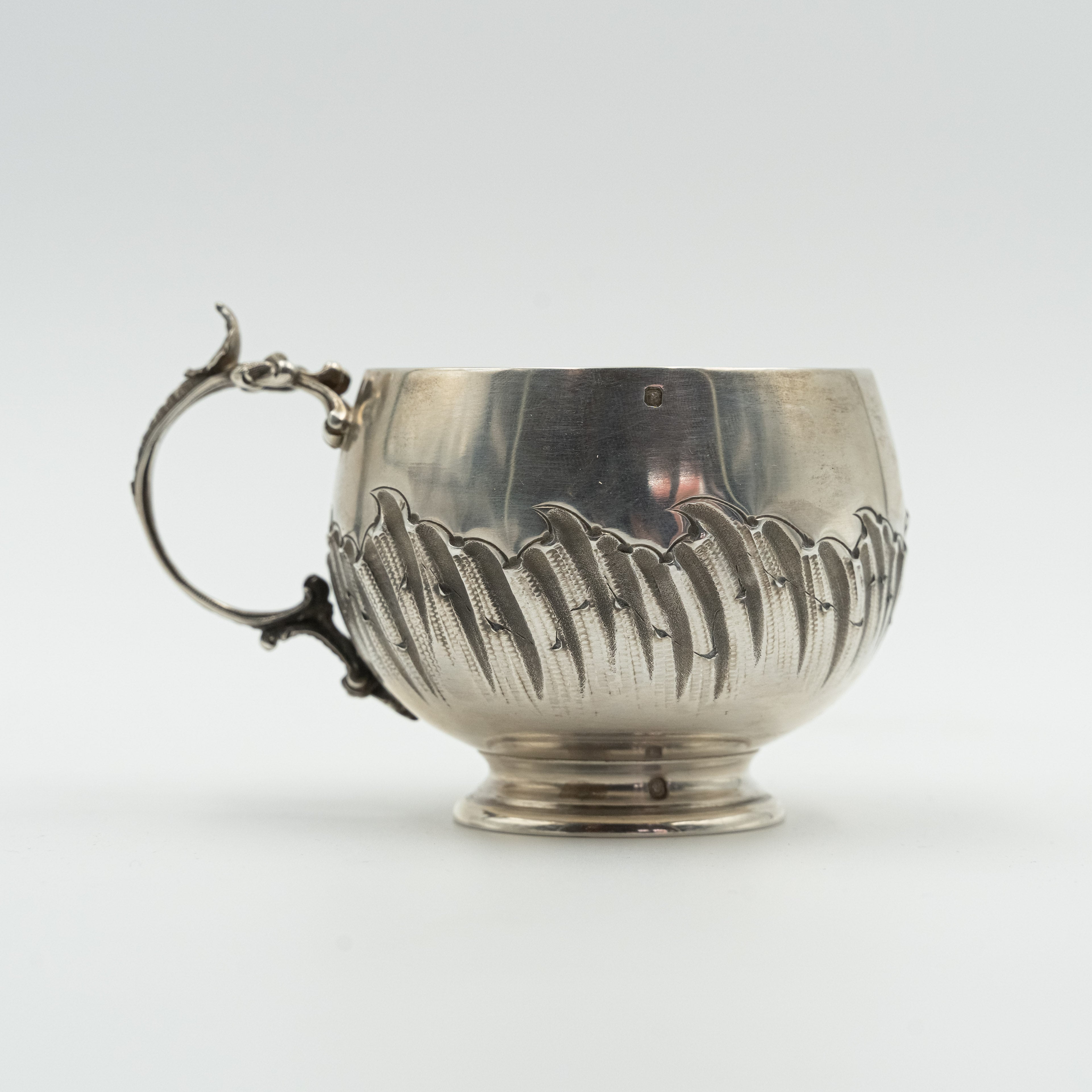 Taza de té francesa antigua de plata con platillo