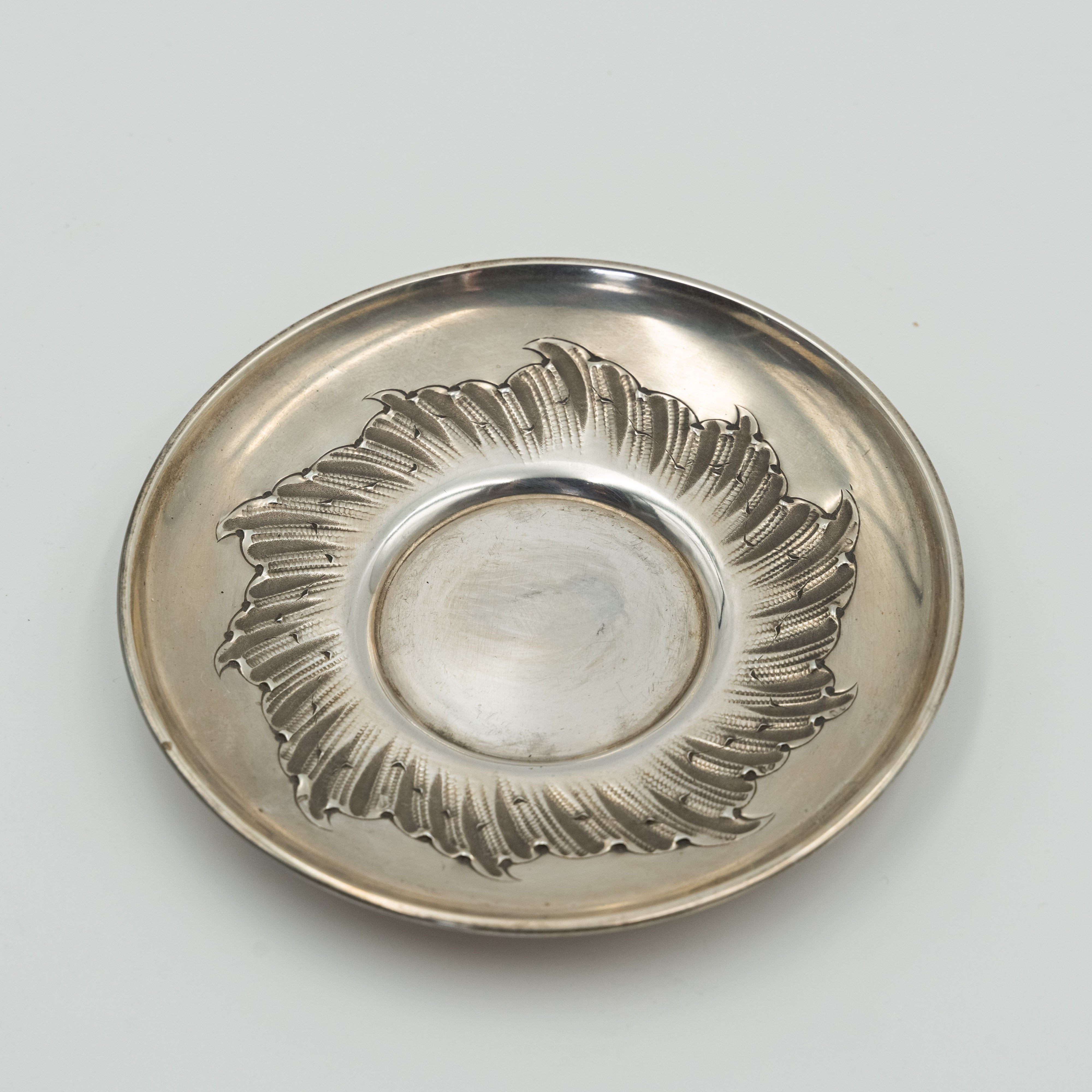 Taza de té francesa antigua de plata con platillo