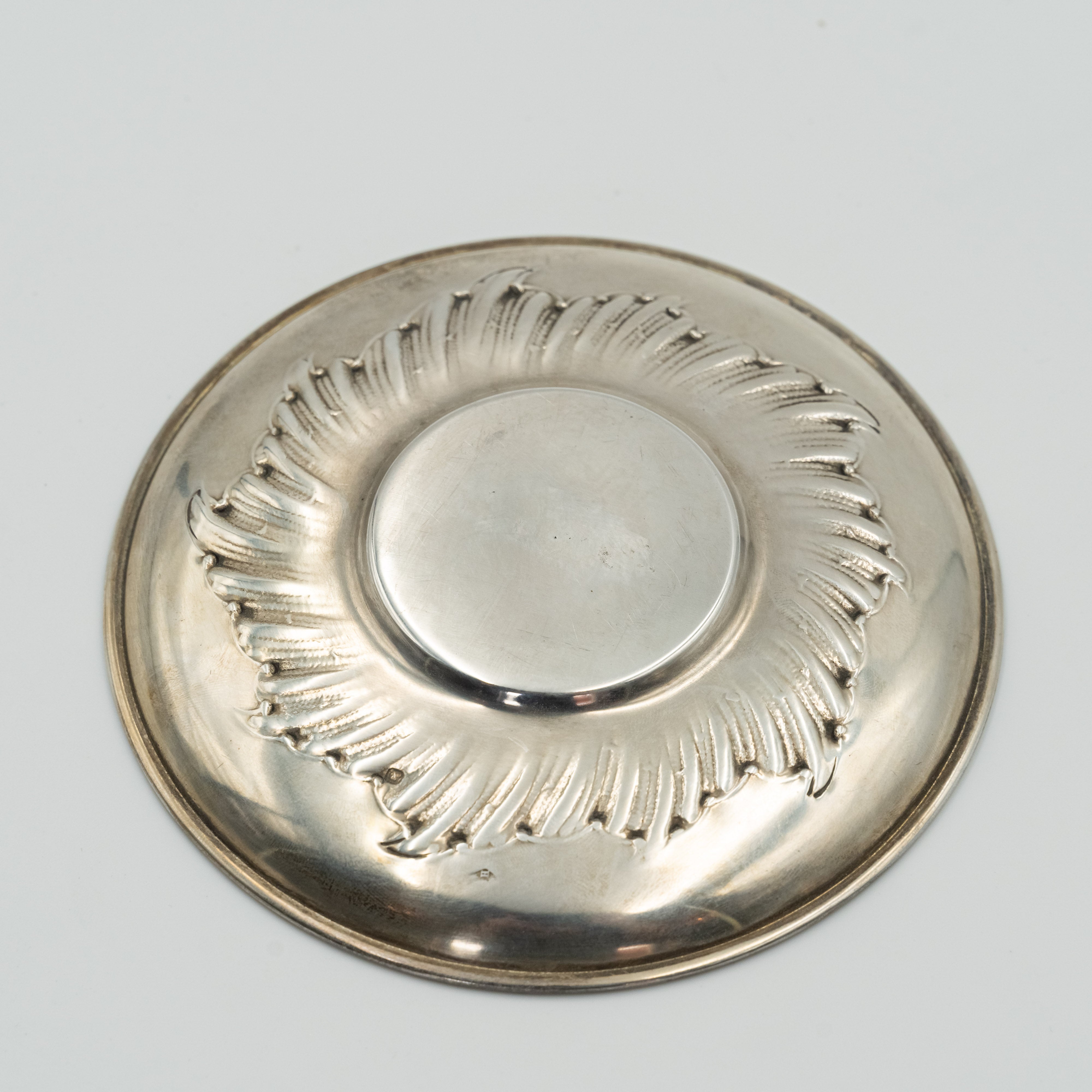 Taza de té francesa antigua de plata con platillo