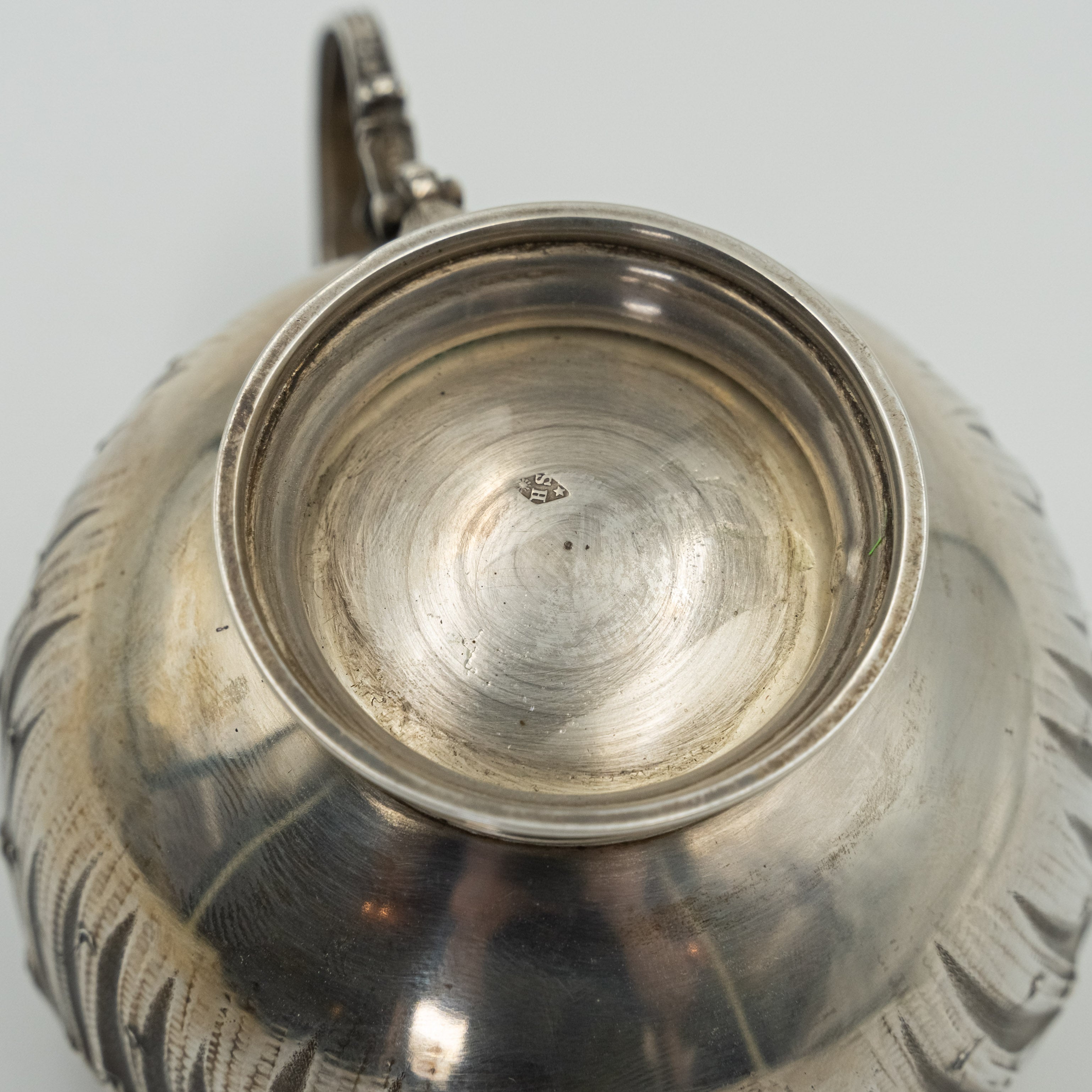 Taza de té francesa antigua de plata con platillo