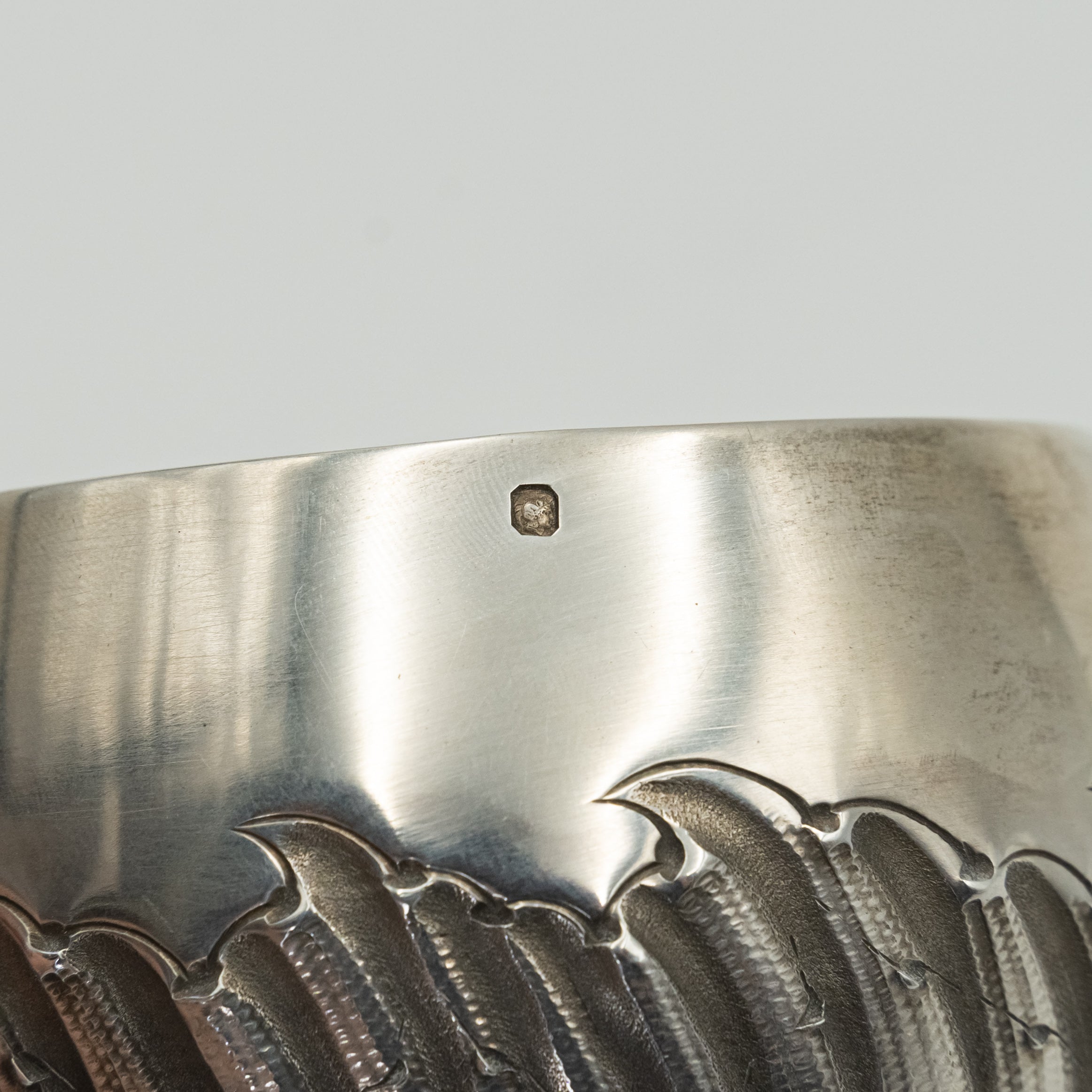 Taza de té francesa antigua de plata con platillo