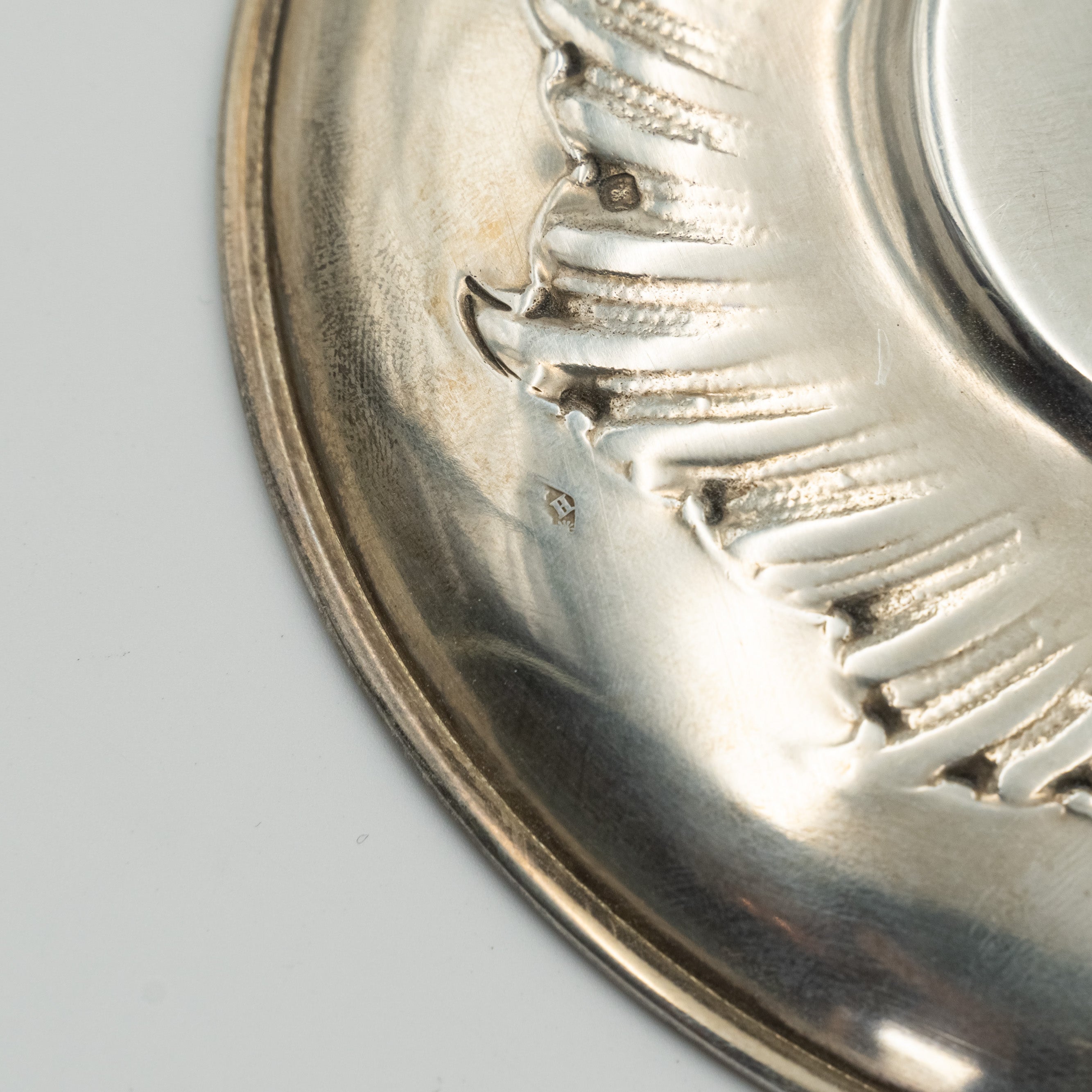 Taza de té francesa antigua de plata con platillo