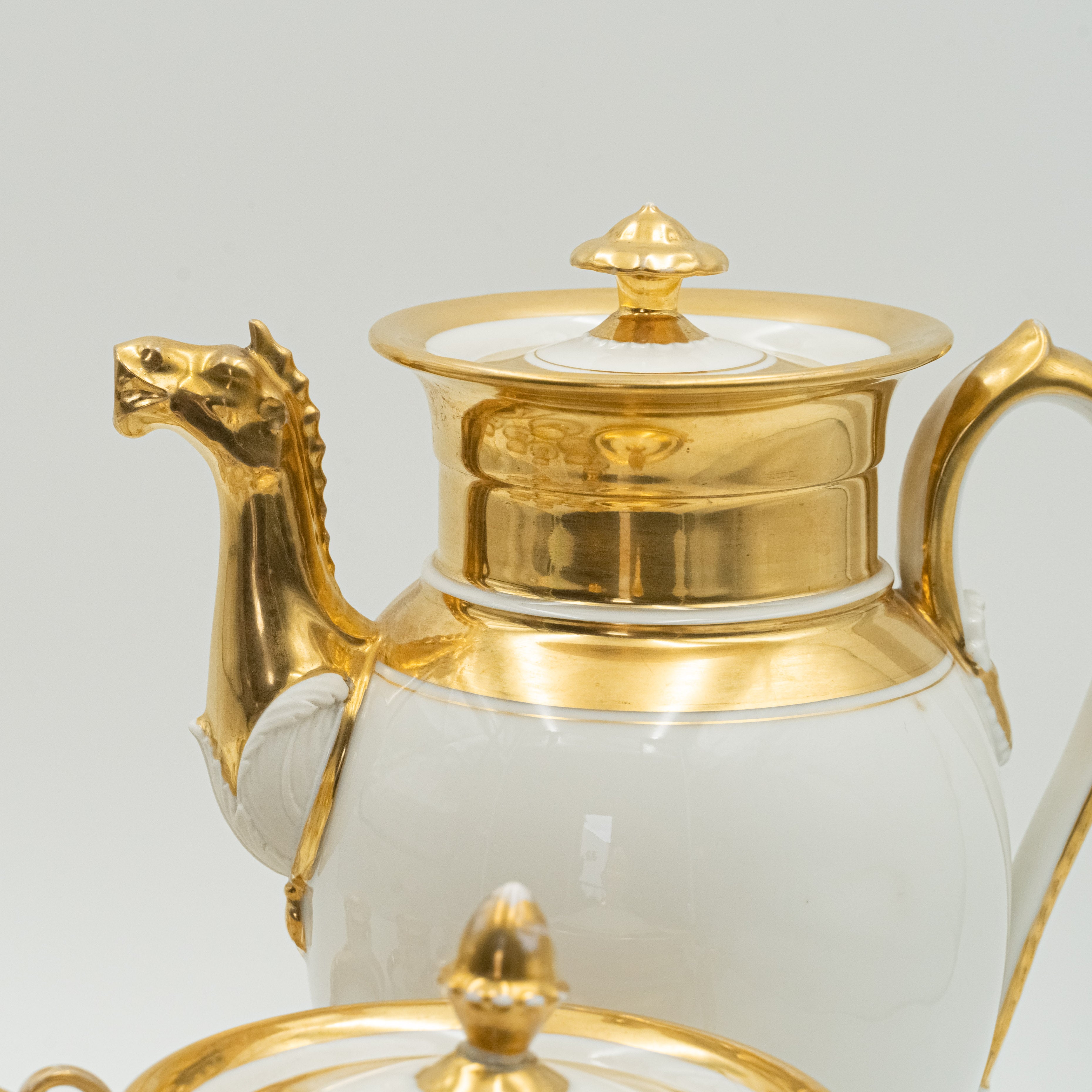 Juego de café europeo de finales del siglo XIX en porcelana para 8 personas elaborado con un delicado relieve que forma Mascarones.