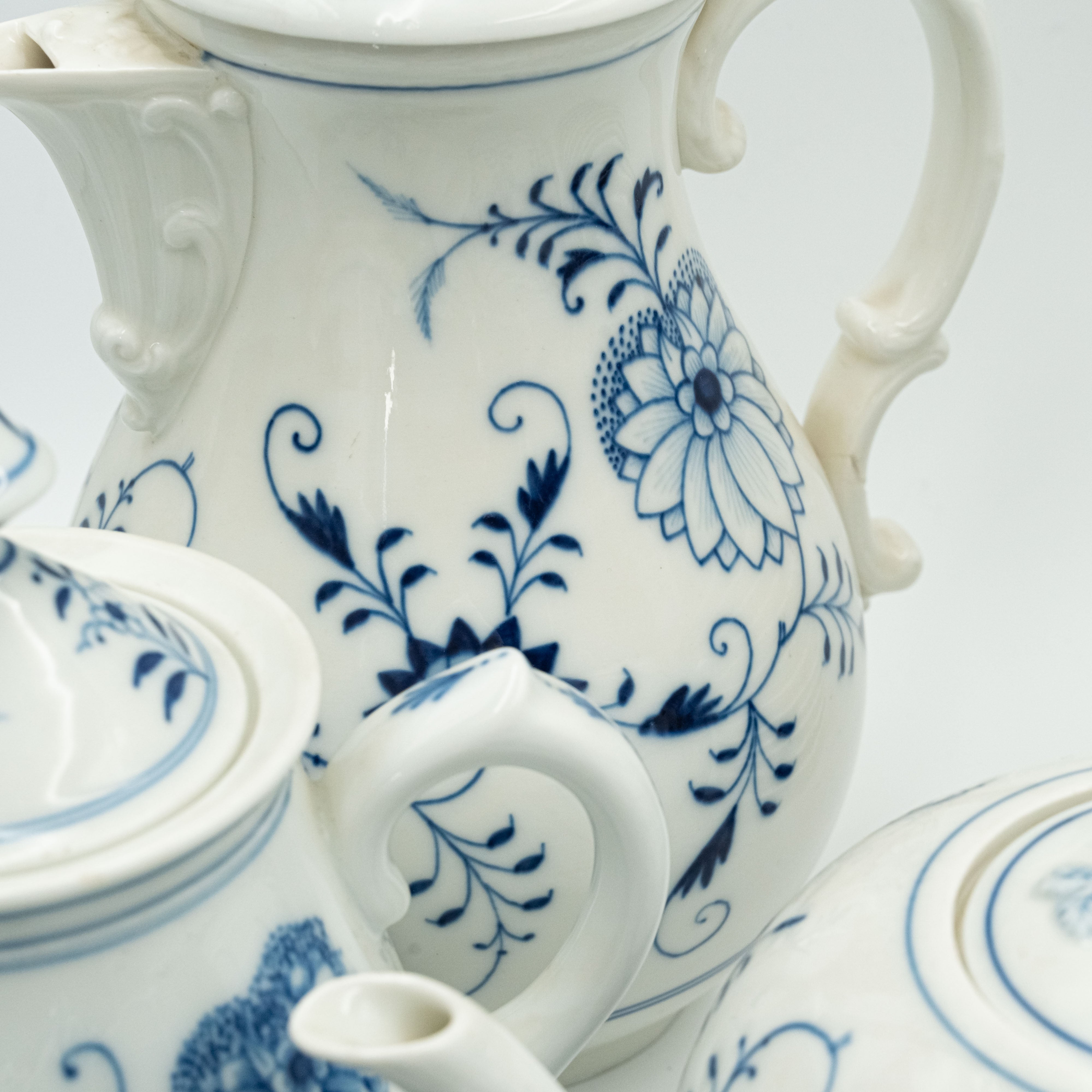 Magnificent 19th century Meissen "Onion" pattern porcelain tea and coffee service