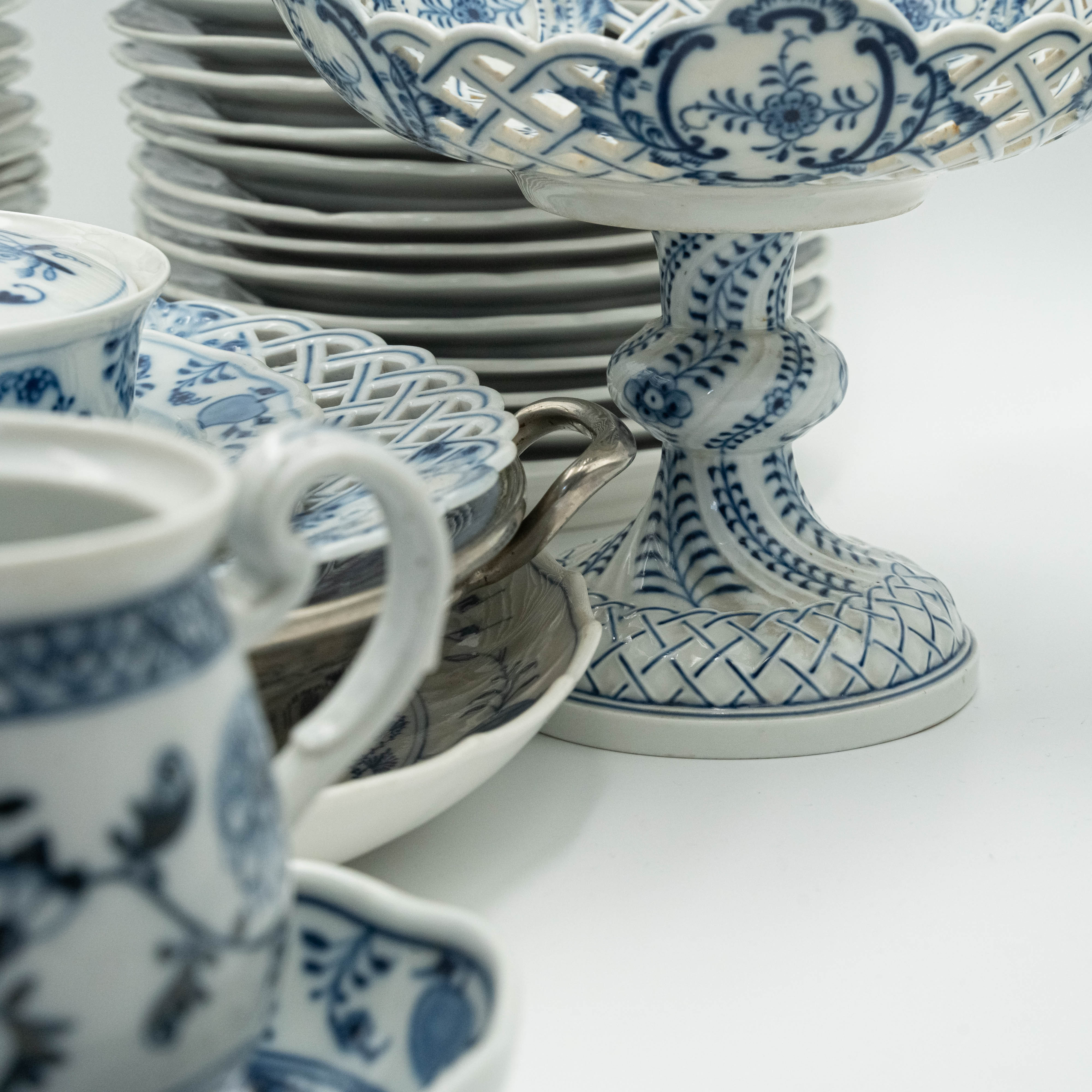 Magnificent 19th century Meissen "Onion" pattern porcelain tea and coffee service