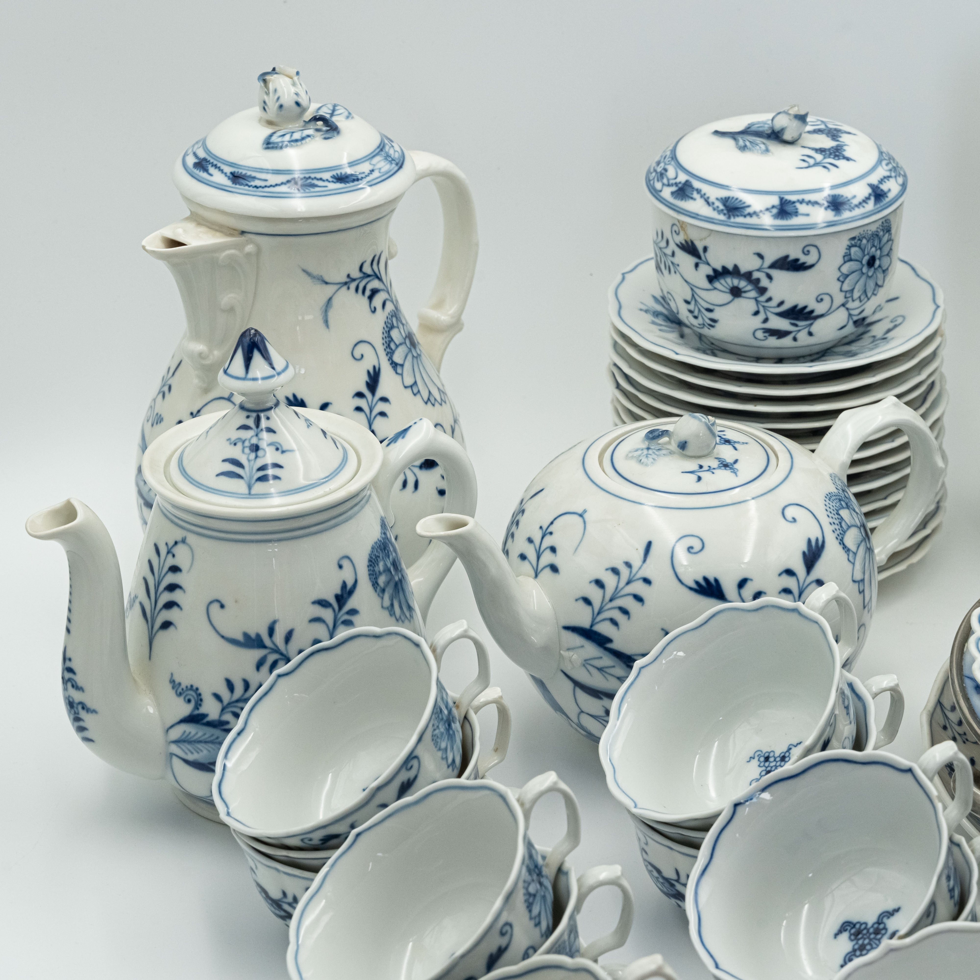 Magnificent 19th century Meissen "Onion" pattern porcelain tea and coffee service