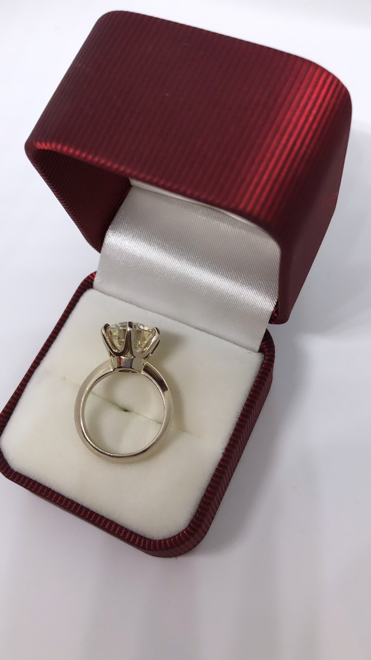 Anillo solitario con un diamante redondo de talla brillante con claridad SI1 de 6,55 quilates certificado GIA
