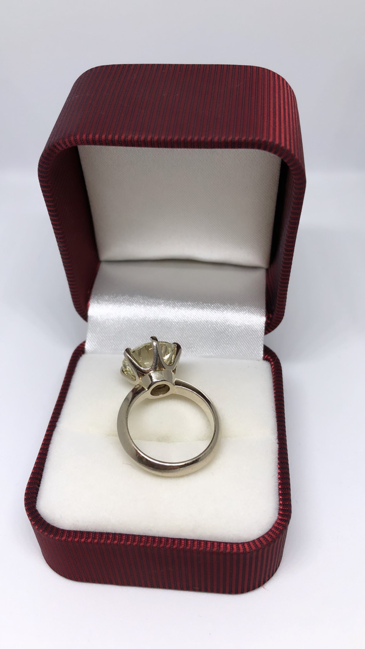 Anillo solitario con un diamante redondo de talla brillante con claridad SI1 de 6,55 quilates certificado GIA