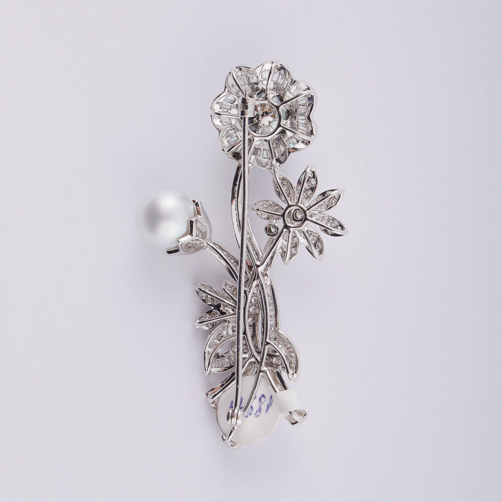 18k white gold brooch set with 2.60 ctw of natural diamonds and 2 saltwater pearls