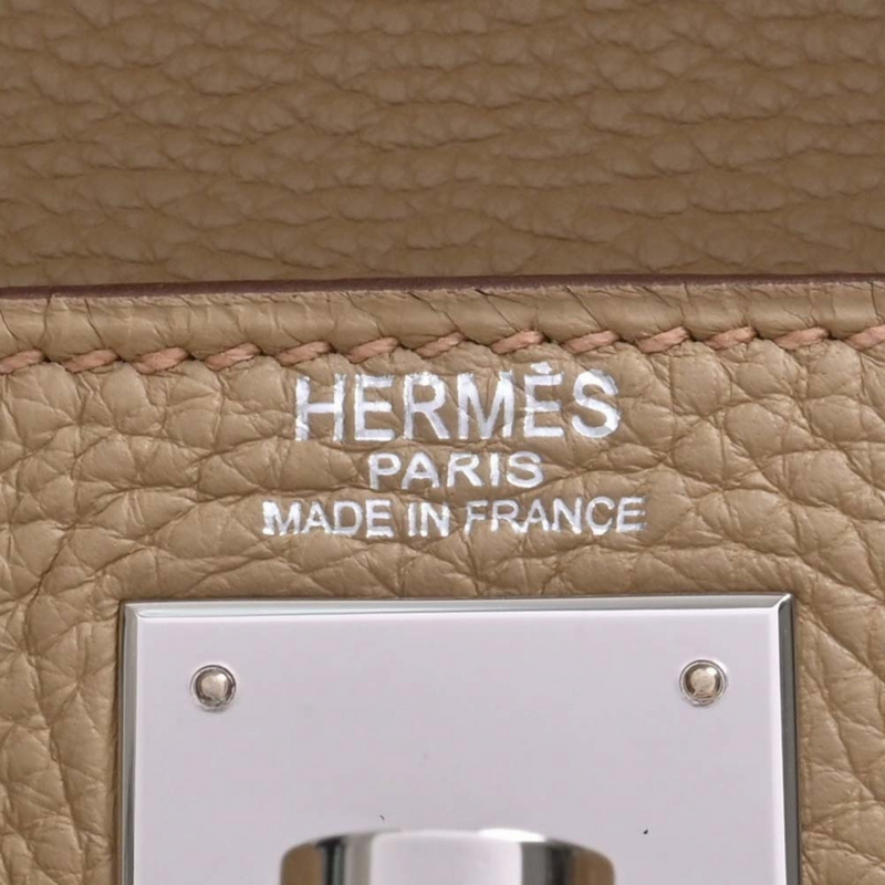 Hermes Kelly 28 en color Beige con accesorios