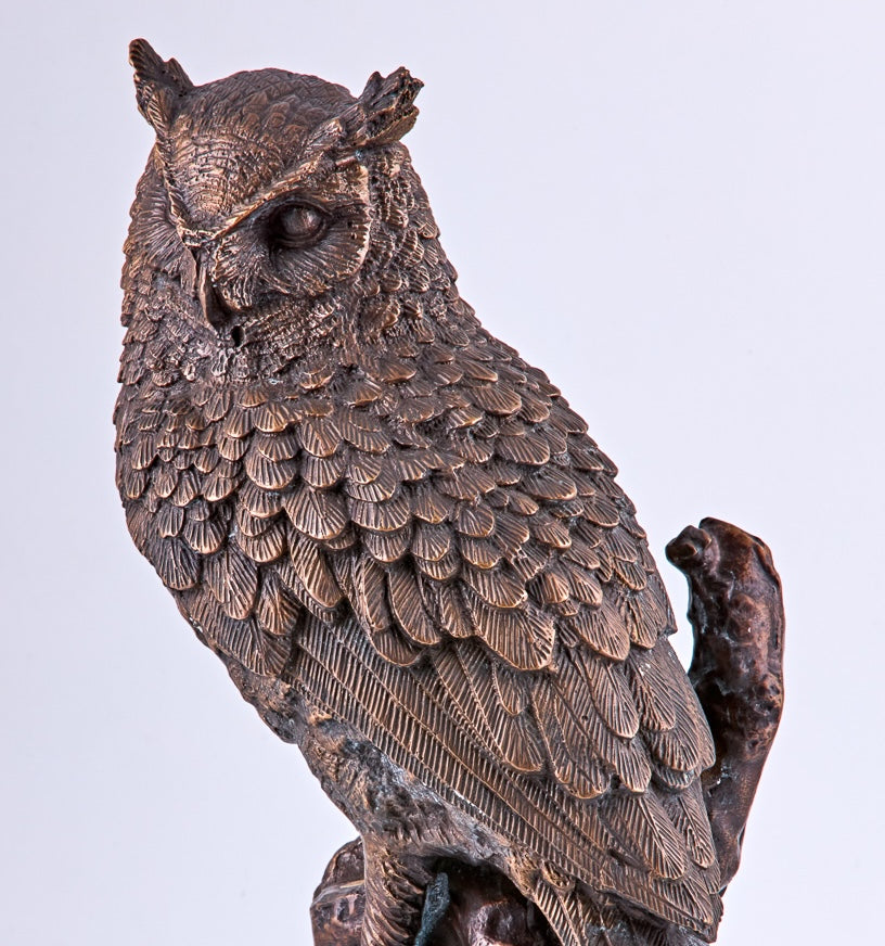 A 19th-century Art Deco sculpture by Dave Russell showcases an owl rendered in patinated bronze