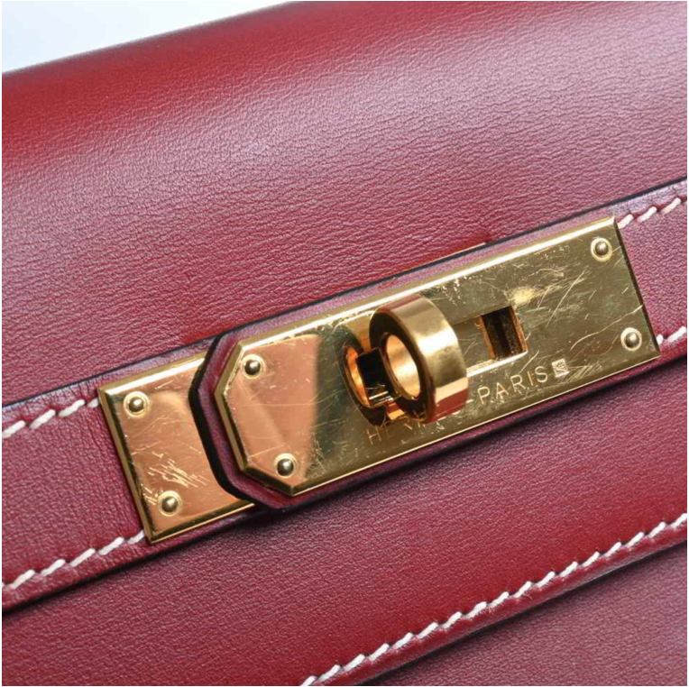 Bolso Hermes Kelly 32 en color burdeos, viene con correa para el hombro, clochette y Cadena.