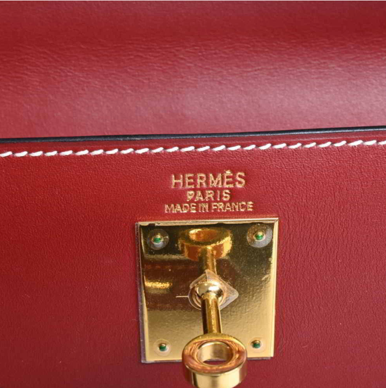 Hermes Kelly 32 酒紅色手提包，配有肩帶、鐘形織物和 Cadena