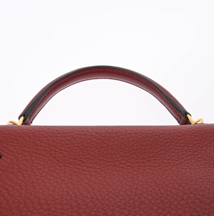 Hermes Kelly 32 en cuero rojo con correa y accesorios.