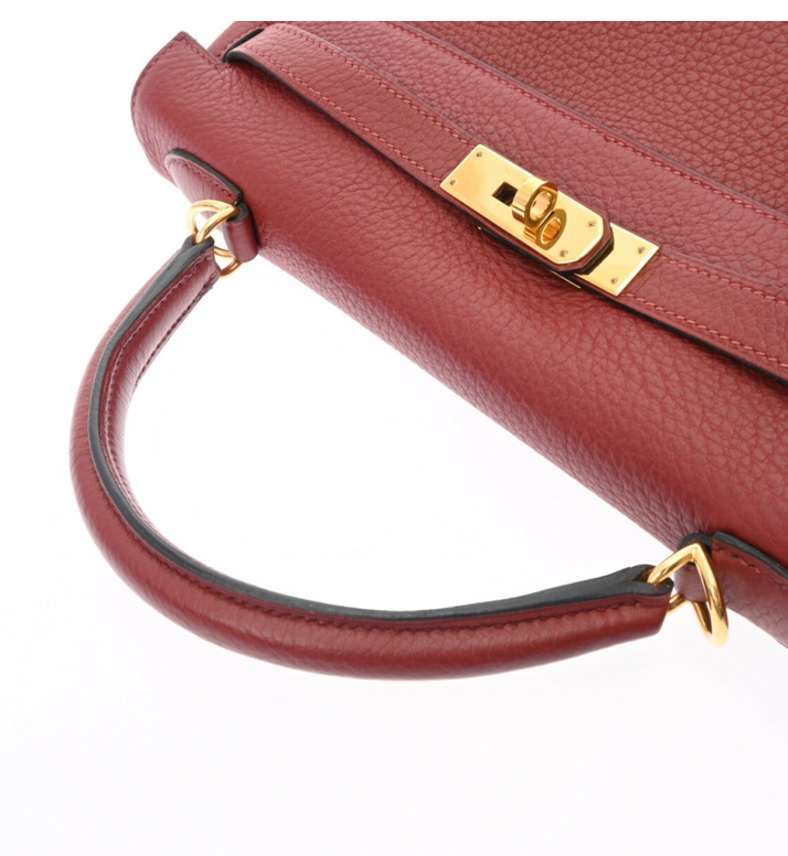 Hermes Kelly 32 en cuero rojo con correa y accesorios.