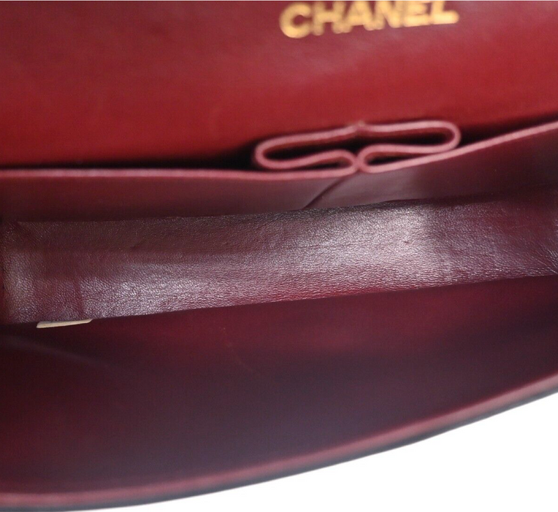 Bolso Chanel Classic de piel de cordero negra con el icónico acabado Matelasse