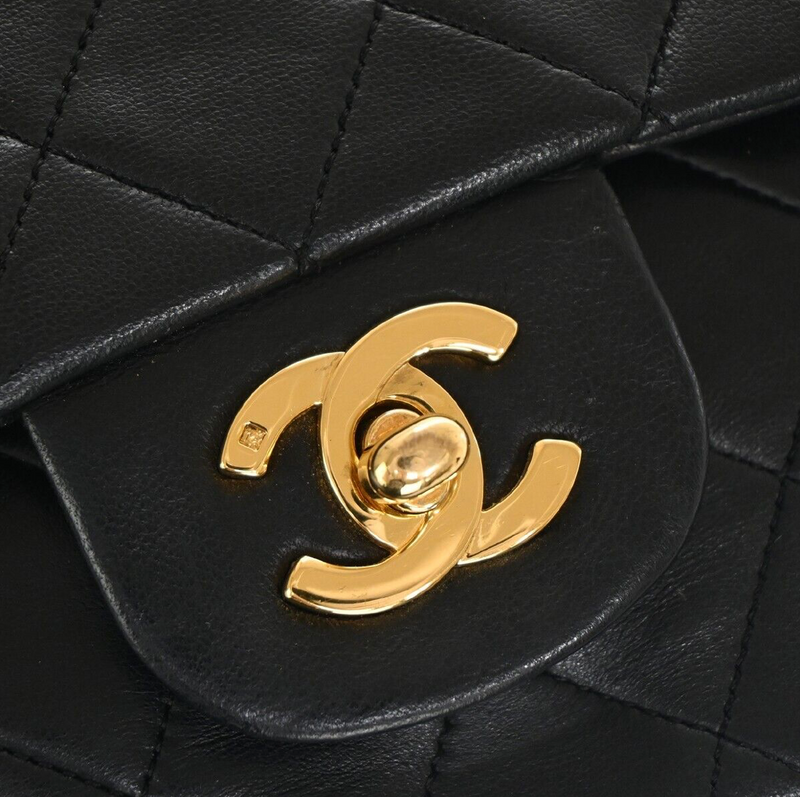 Bolso Chanel Classic de piel de cordero negra con el icónico acabado Matelasse