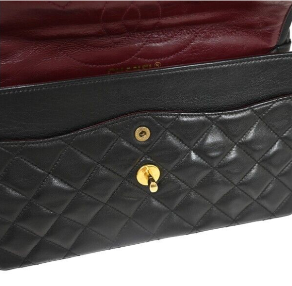 Bolso vintage CHANEL de doble solapa con cierre bicolor en juego completo