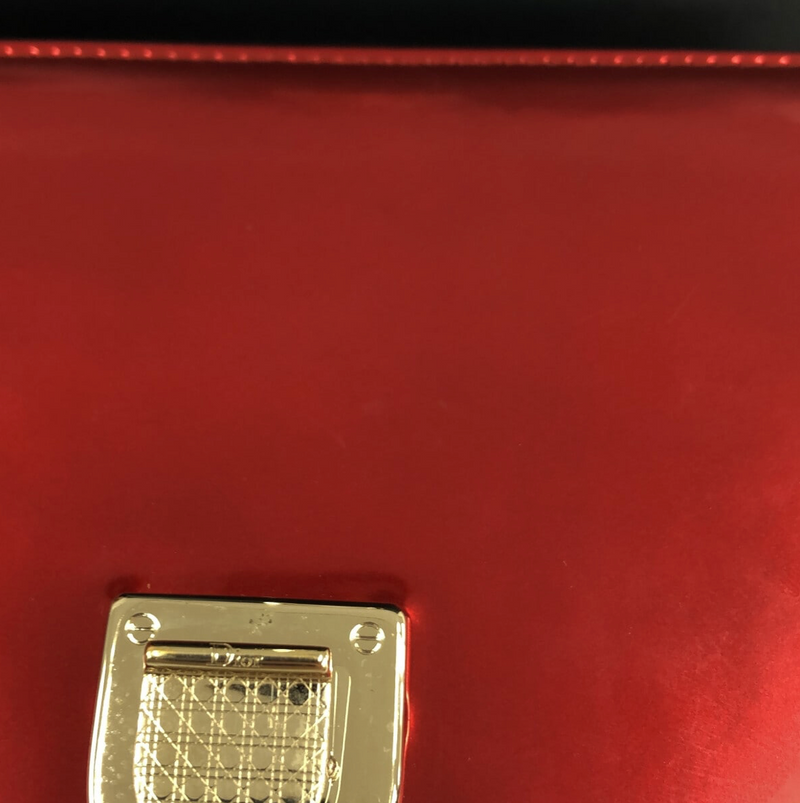 Dior Diorama en color rojo vibrante confeccionado en cuero metalizado