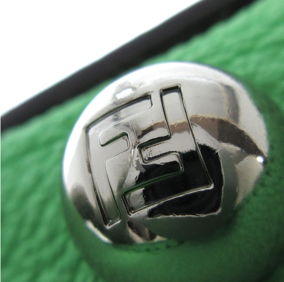 FENDI PEEKABOO SELLERIA en color verde acompañado de una correa larga