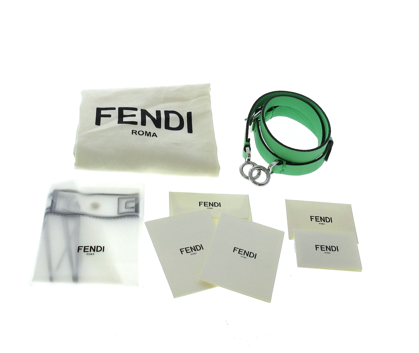 FENDI PEEKABOO SELLERIA en color verde acompañado de una correa larga
