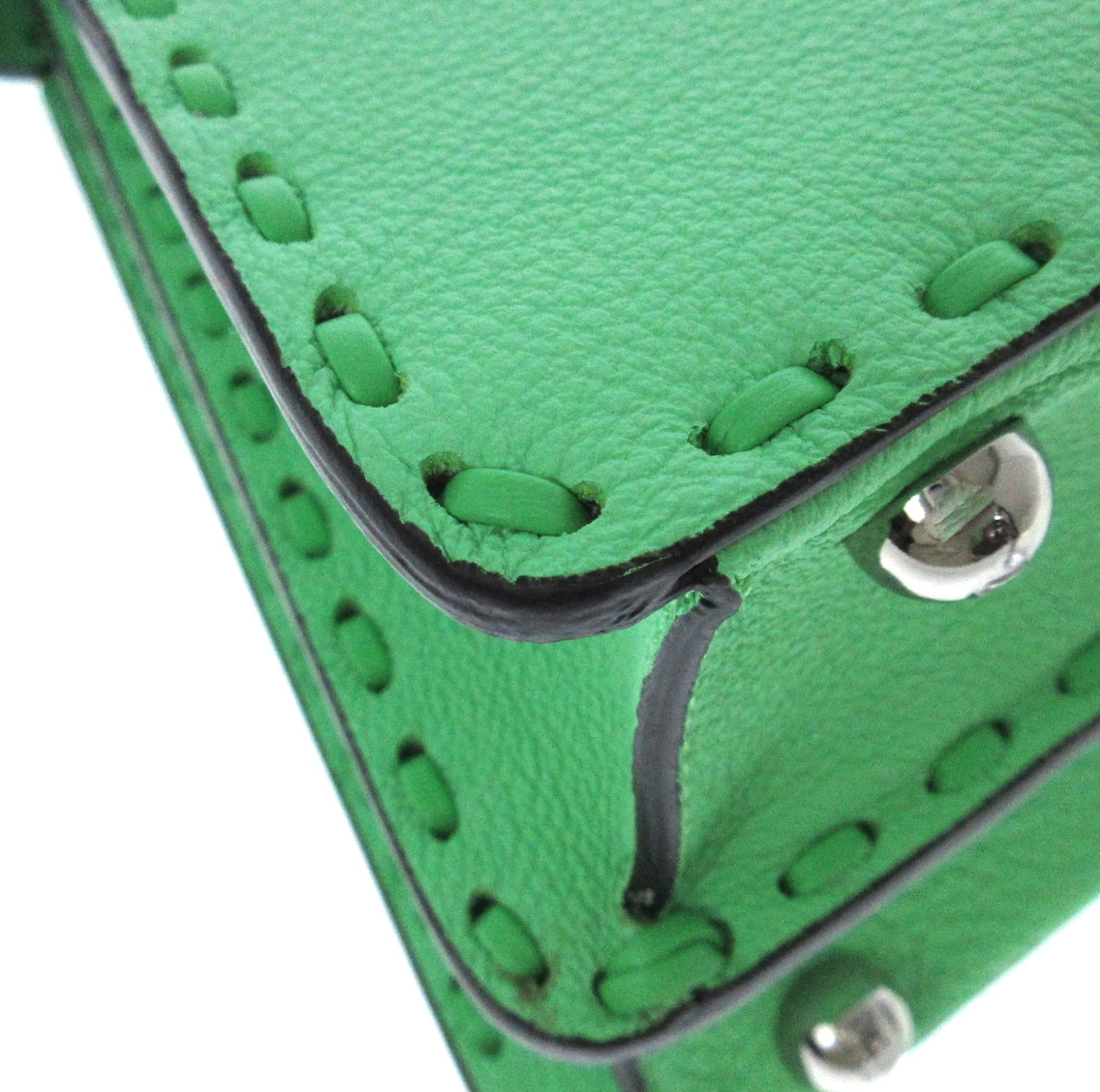 FENDI PEEKABOO SELLERIA en color verde acompañado de una correa larga