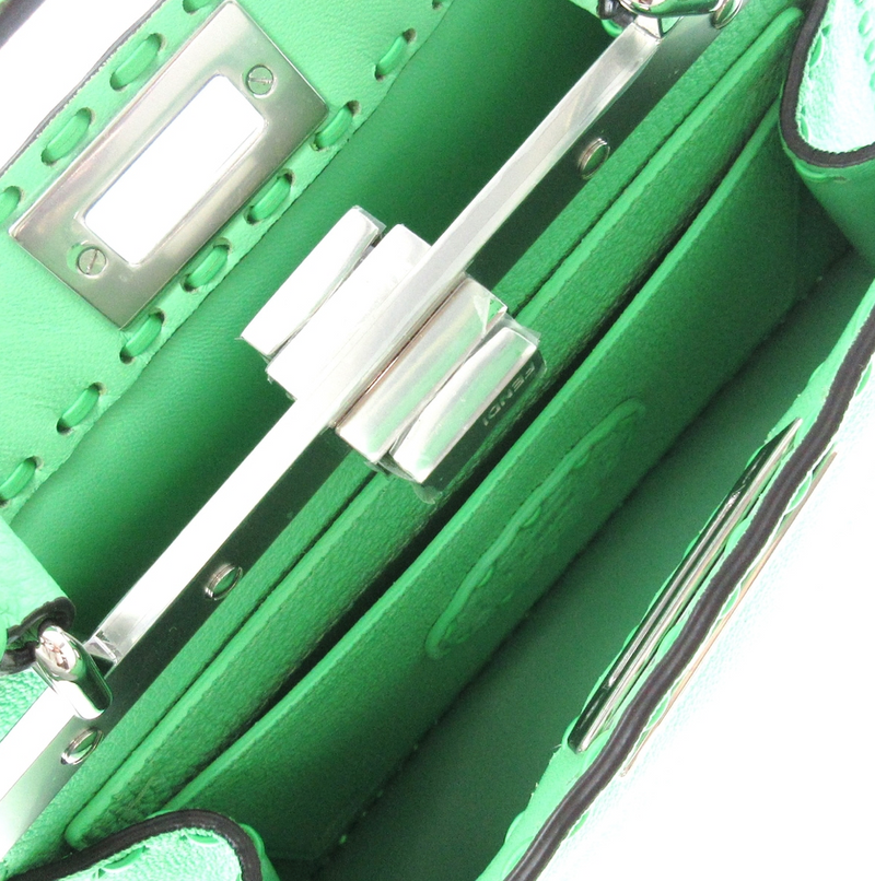 FENDI PEEKABOO SELLERIA en color verde acompañado de una correa larga