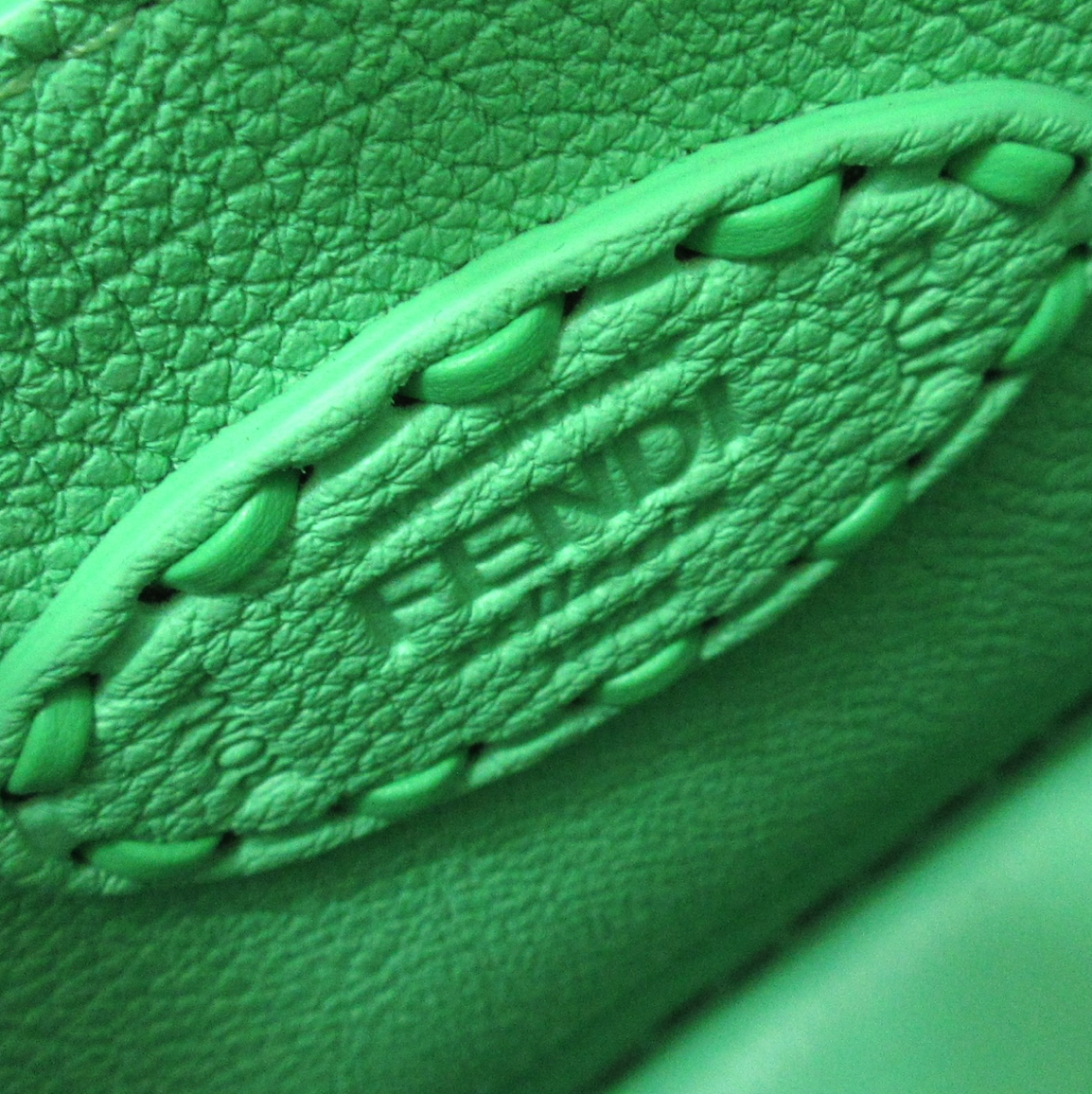 FENDI PEEKABOO SELLERIA en color verde acompañado de una correa larga