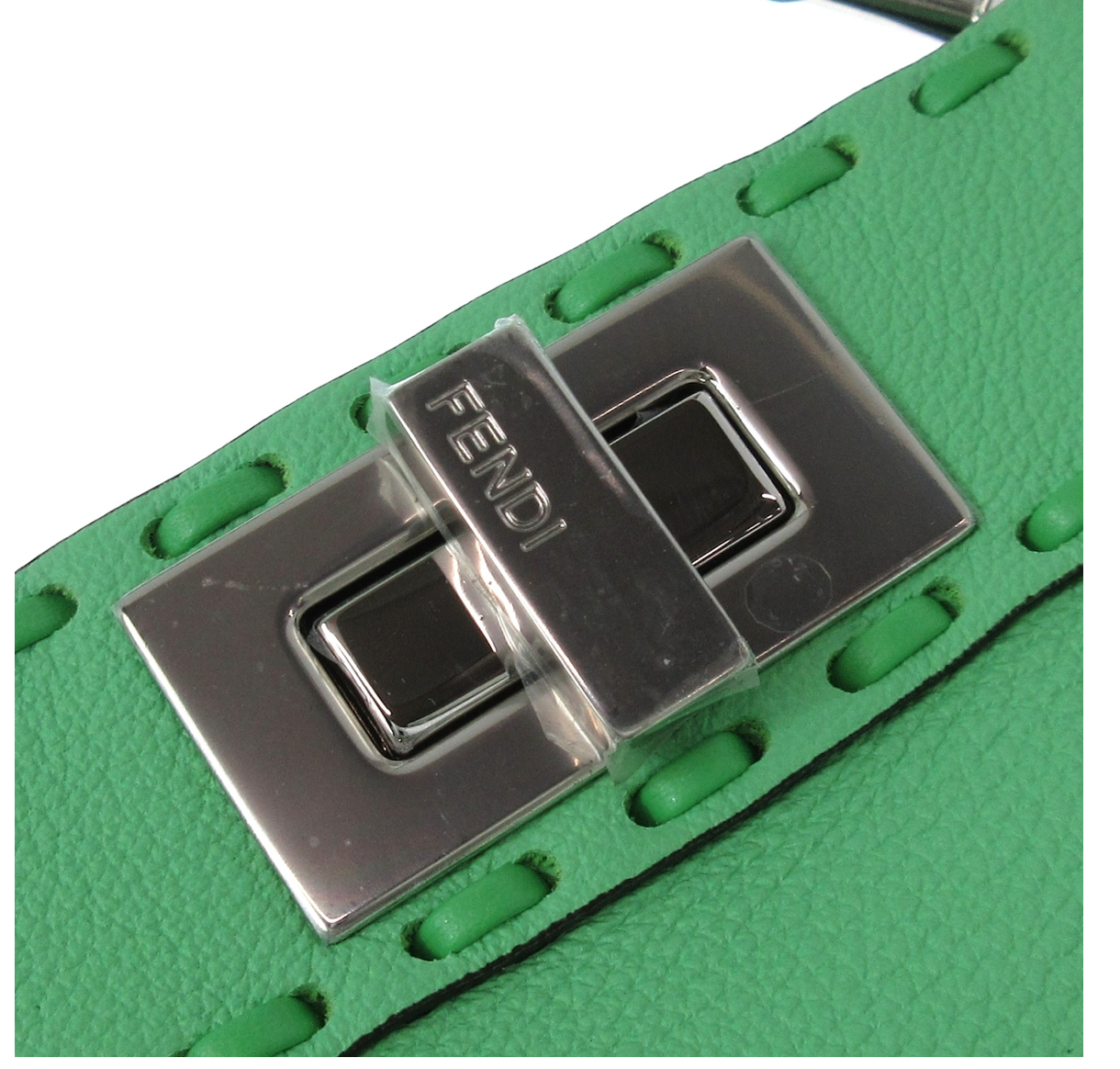FENDI PEEKABOO SELLERIA en color verde acompañado de una correa larga