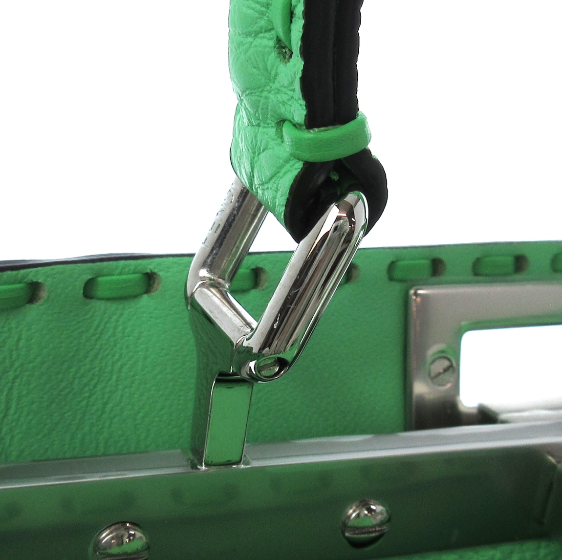 FENDI PEEKABOO SELLERIA en color verde acompañado de una correa larga