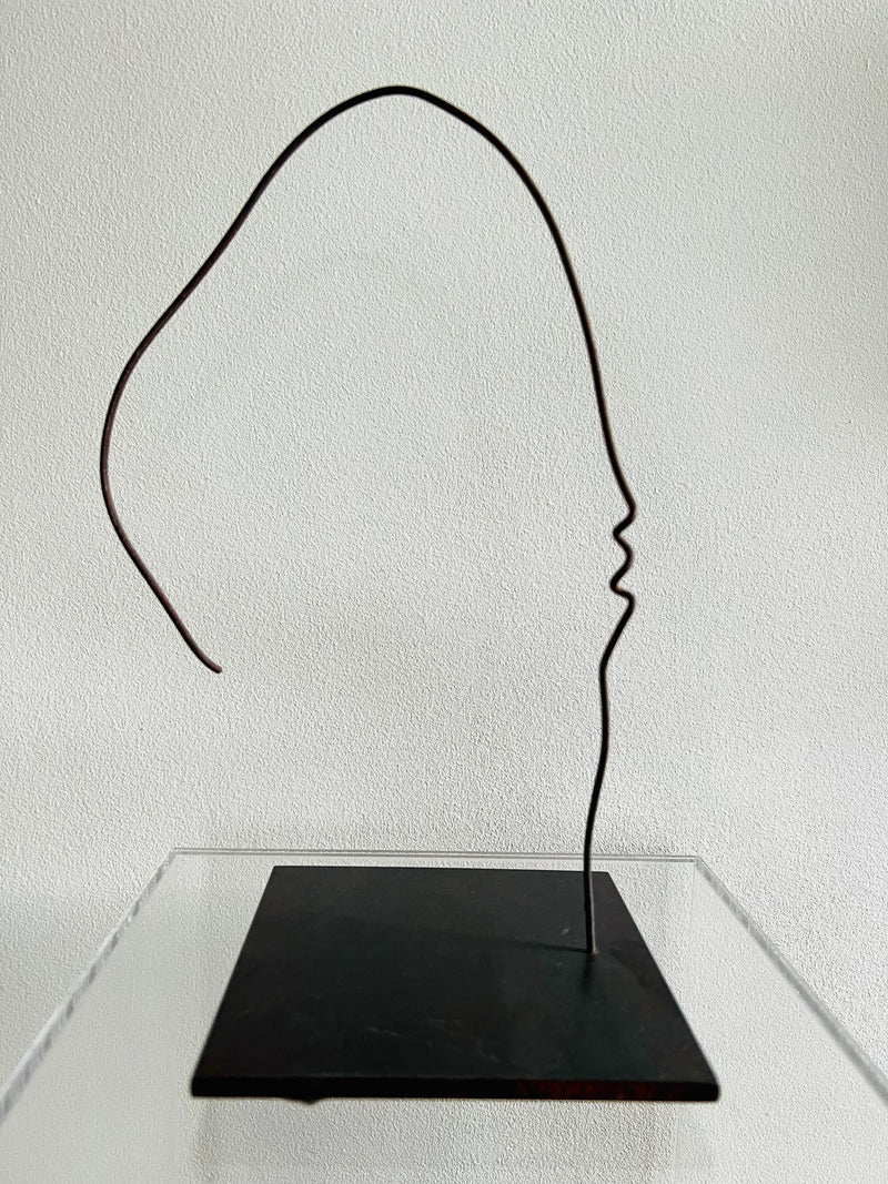 Una escultura de metal "Sin título" (Bez nosaukuma) de Ieva Bondare